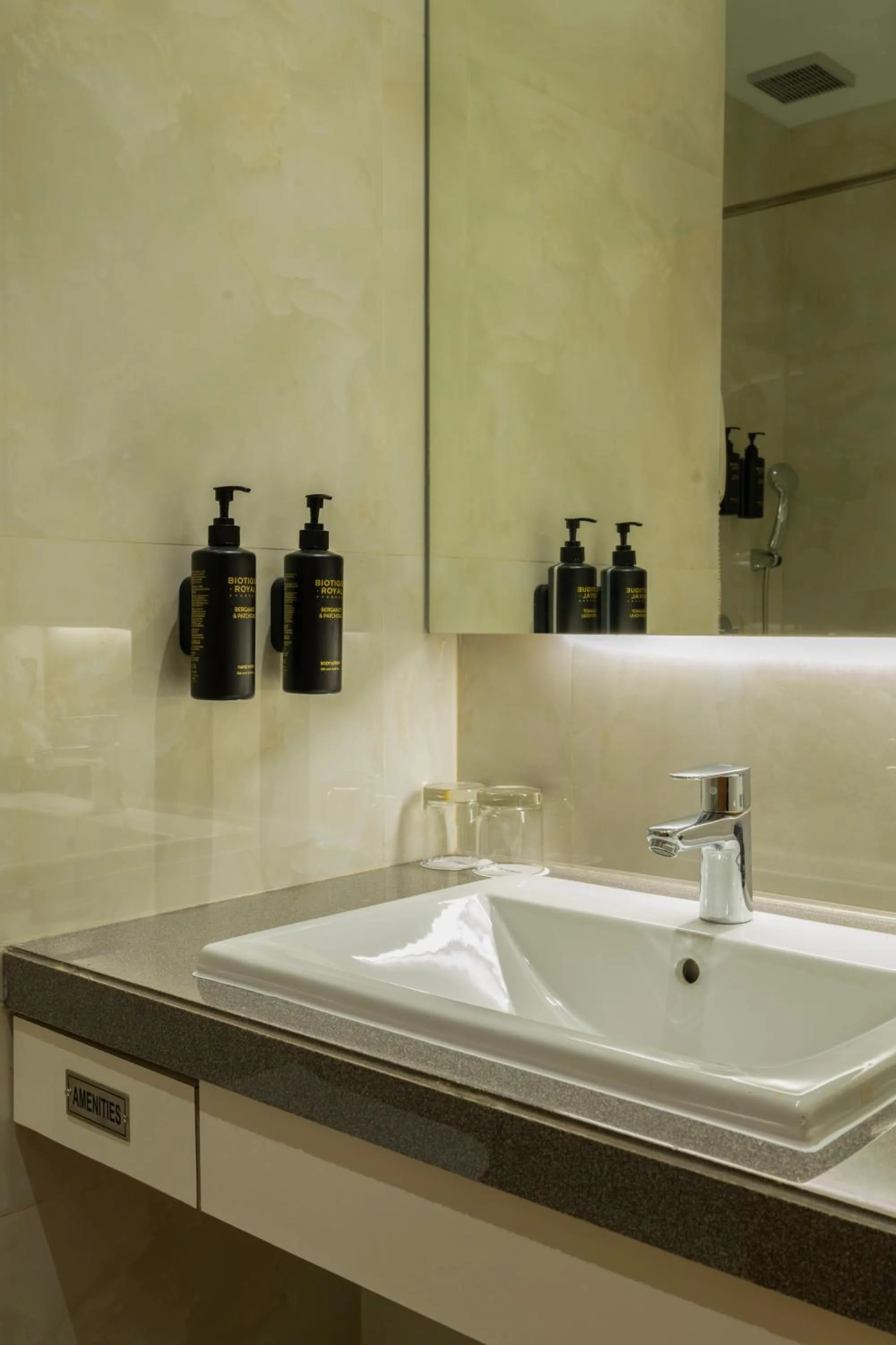 Toilet in Hotel Kohinoor Continental, Airport - Newly Renovated