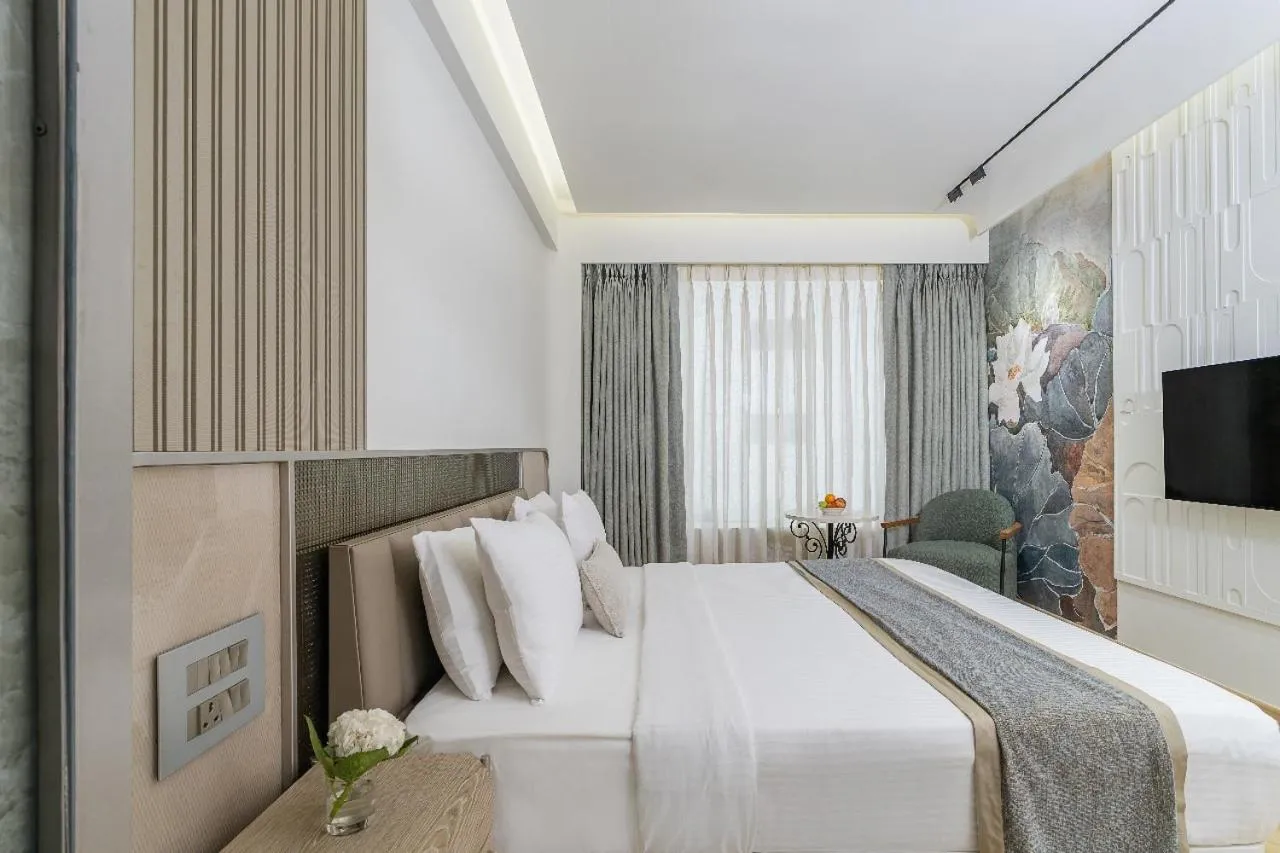 Bed in Hotel Kohinoor Continental, Airport - Newly Renovated