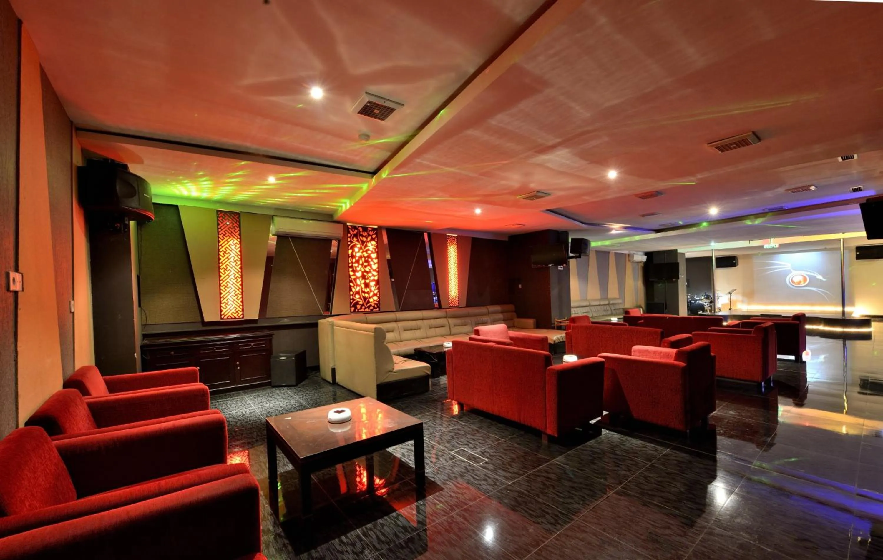 Lounge or bar in Gino Feruci Kebon Jati by KAGUM Hotels