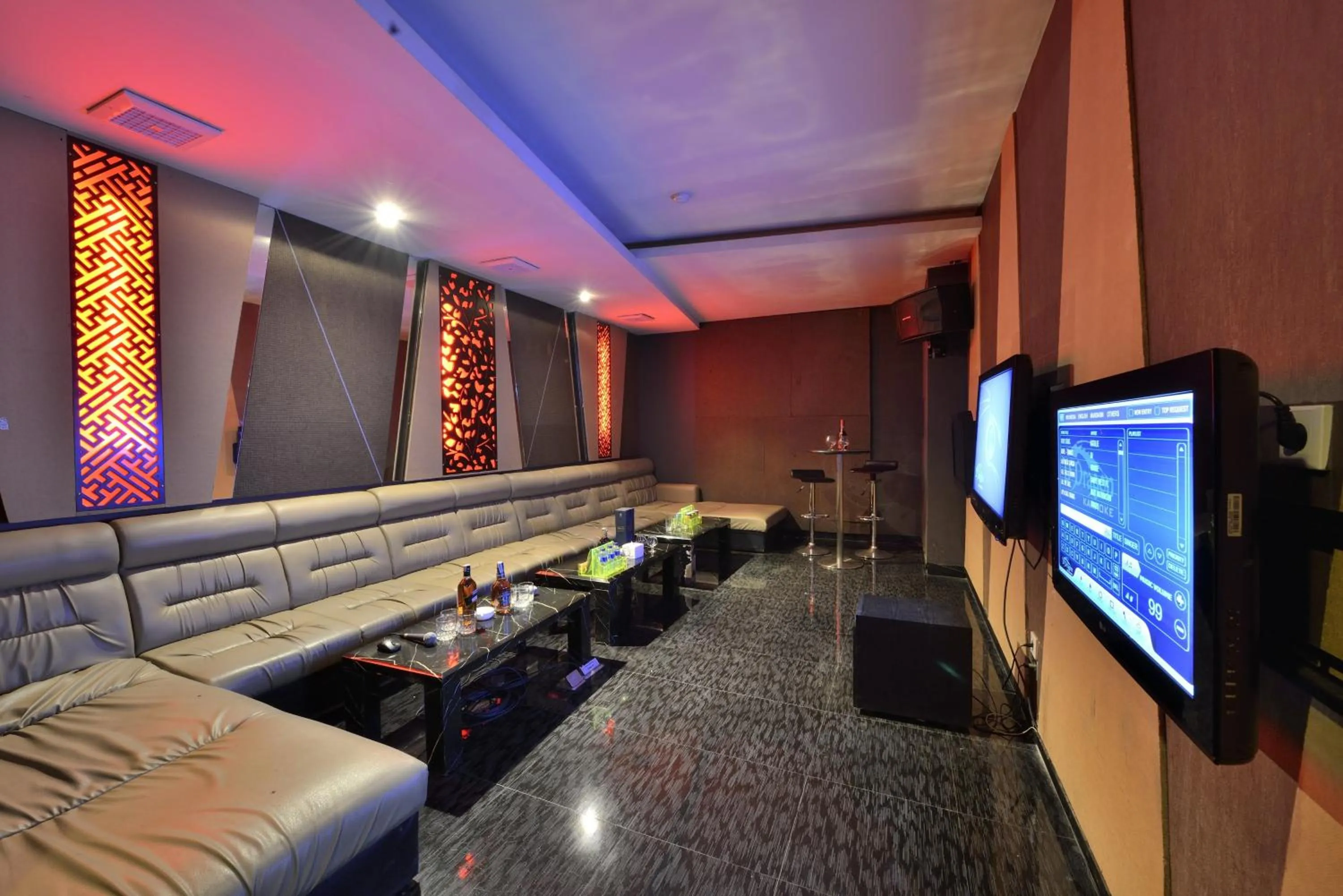 Nightclub / DJ in Gino Feruci Kebon Jati by KAGUM Hotels
