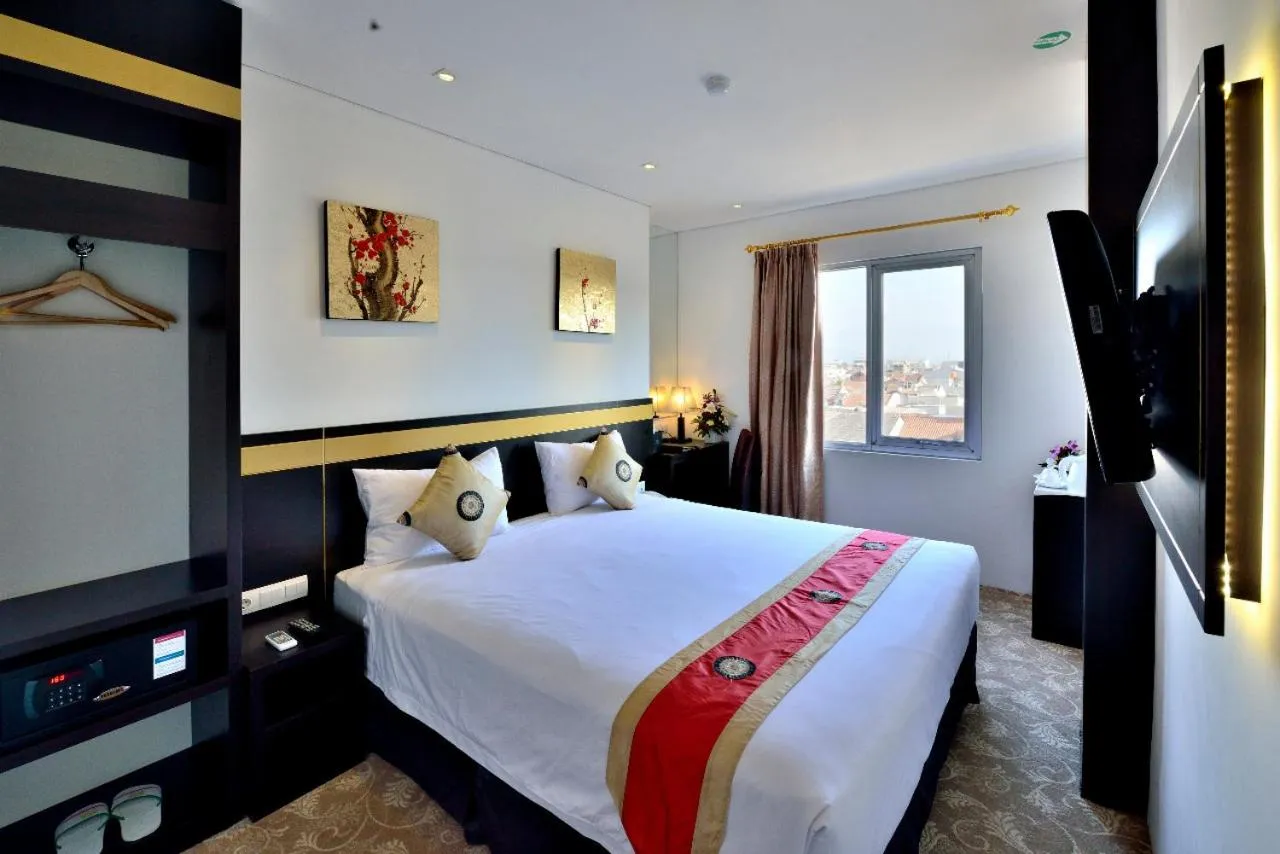 Photo of the whole room, Bed in Gino Feruci Kebon Jati by KAGUM Hotels