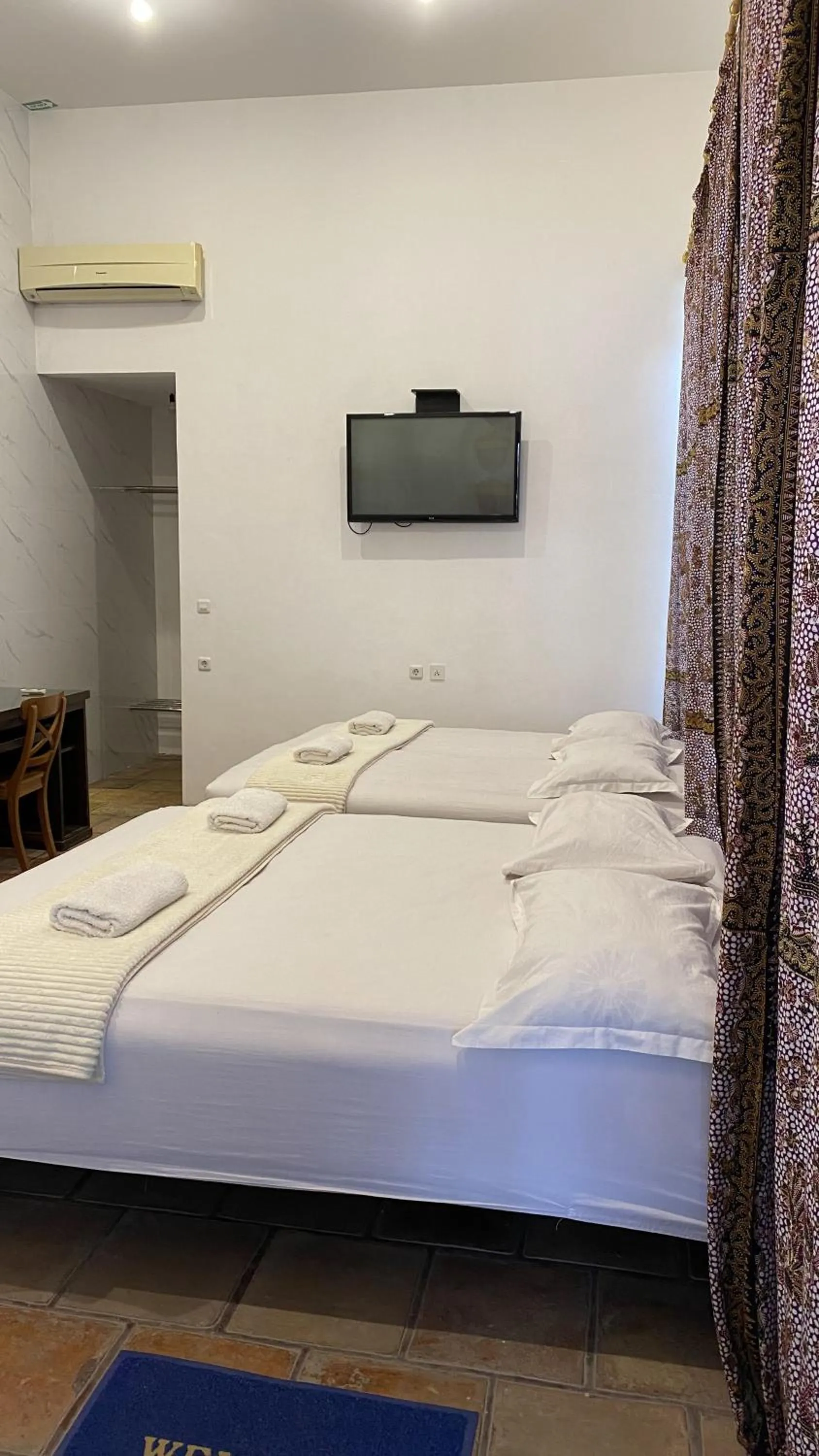 Bed in Tiongkok Kecil Heritage Lasem