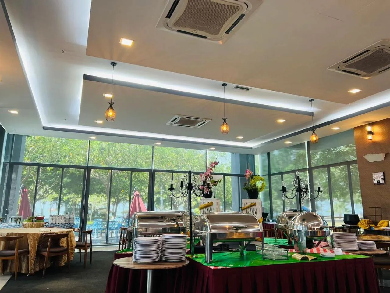 Restaurant/places to eat in D'Wharf Hotel & Serviced Residence