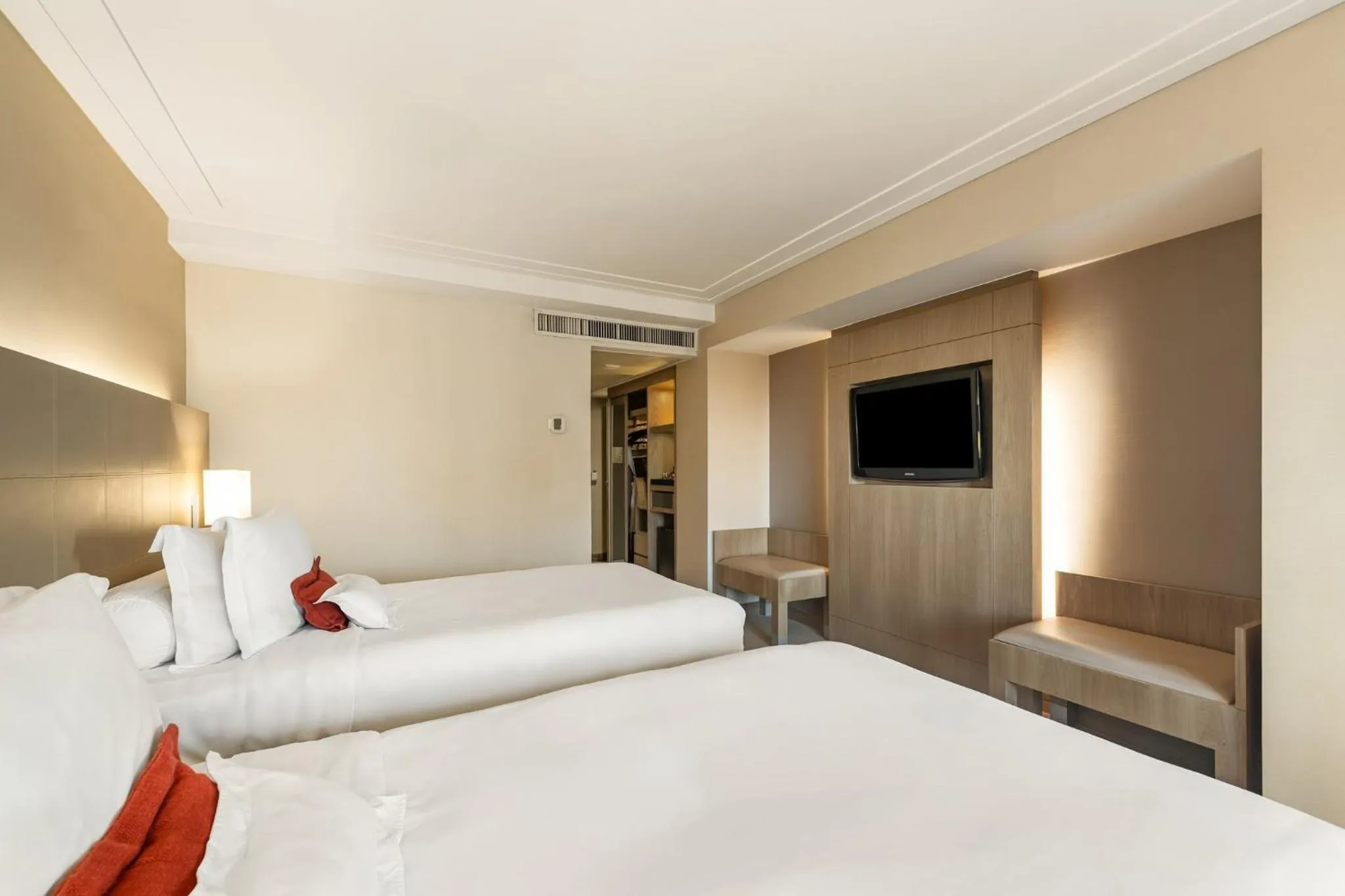 Photo of the whole room, Bed in InterContinental São Paulo by IHG