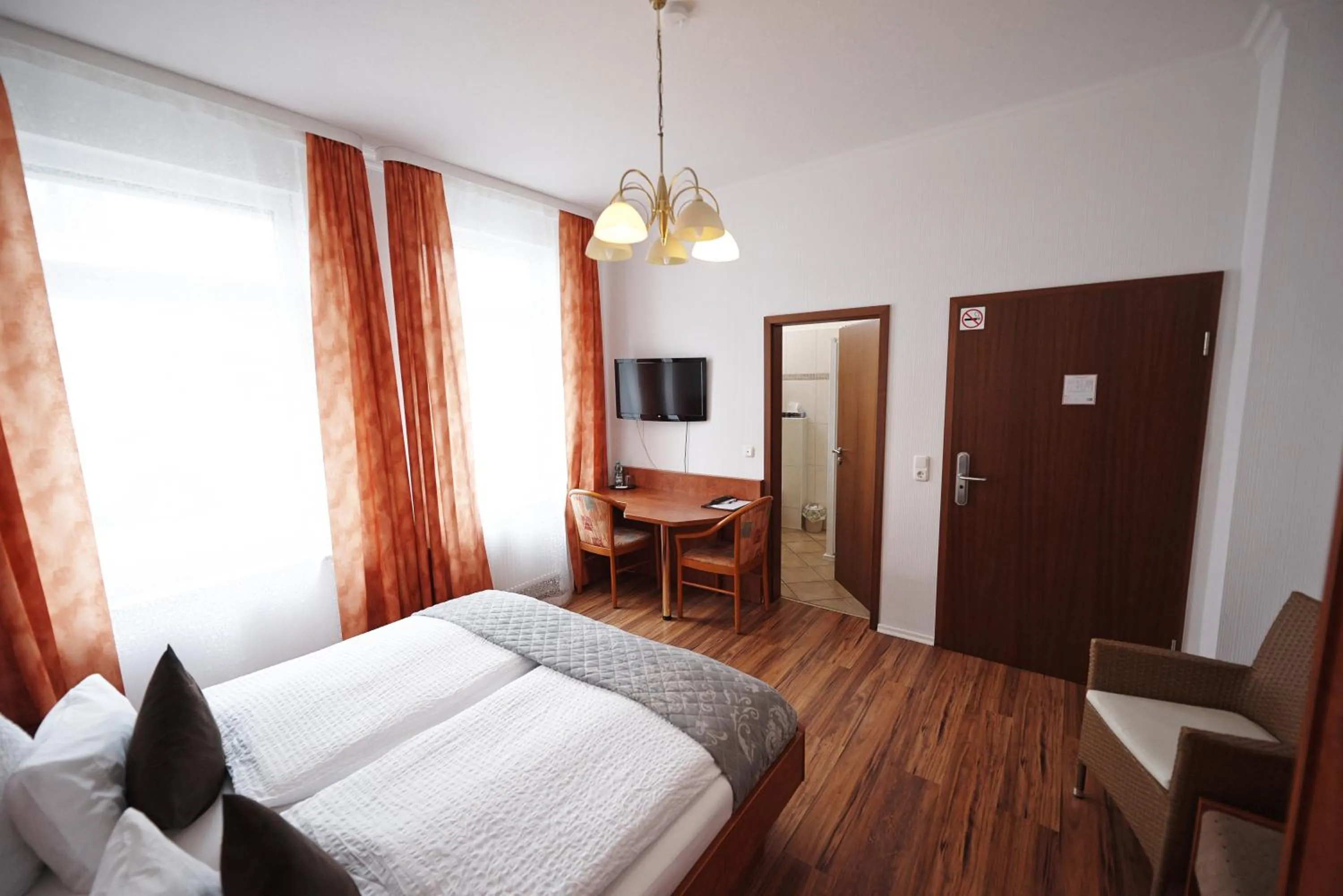 Photo of the whole room, Bed in Hotel Wurster Kroog