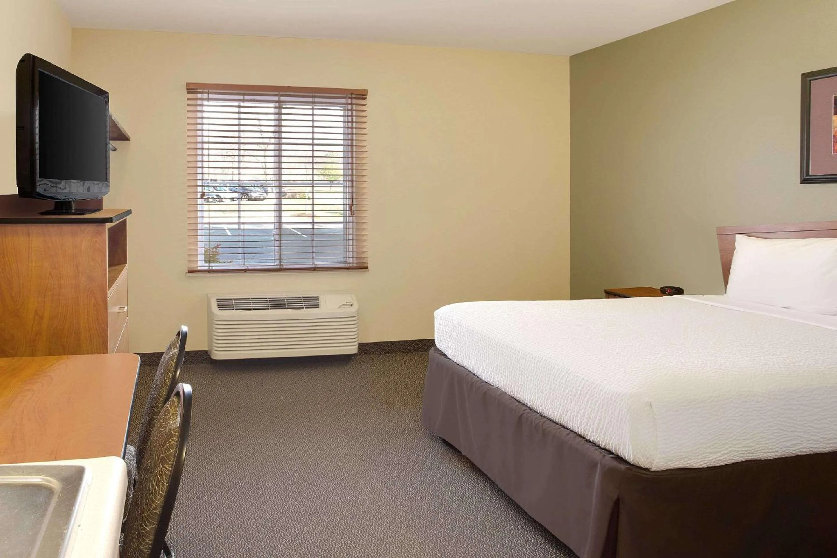 Photo of the whole room, Bed in WoodSpring Suites Richmond West I-64