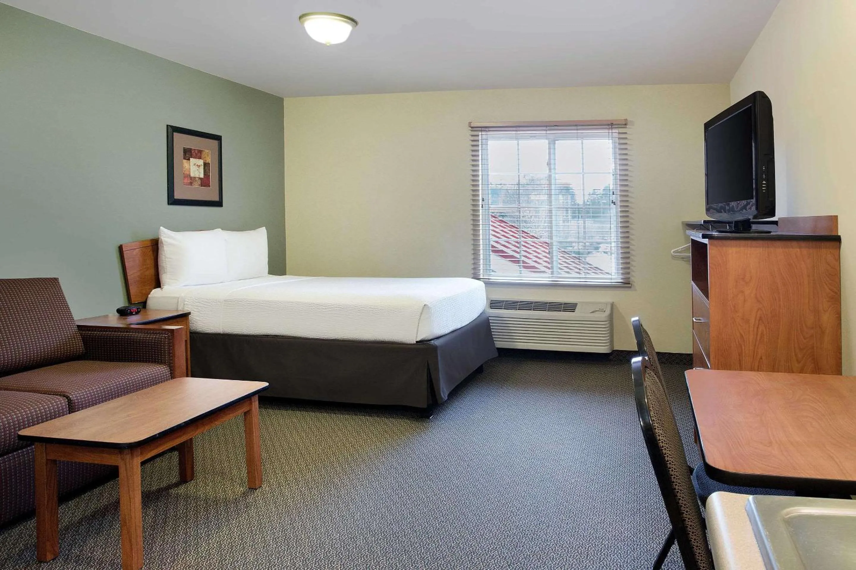 Photo of the whole room, Bed in WoodSpring Suites Richmond West I-64