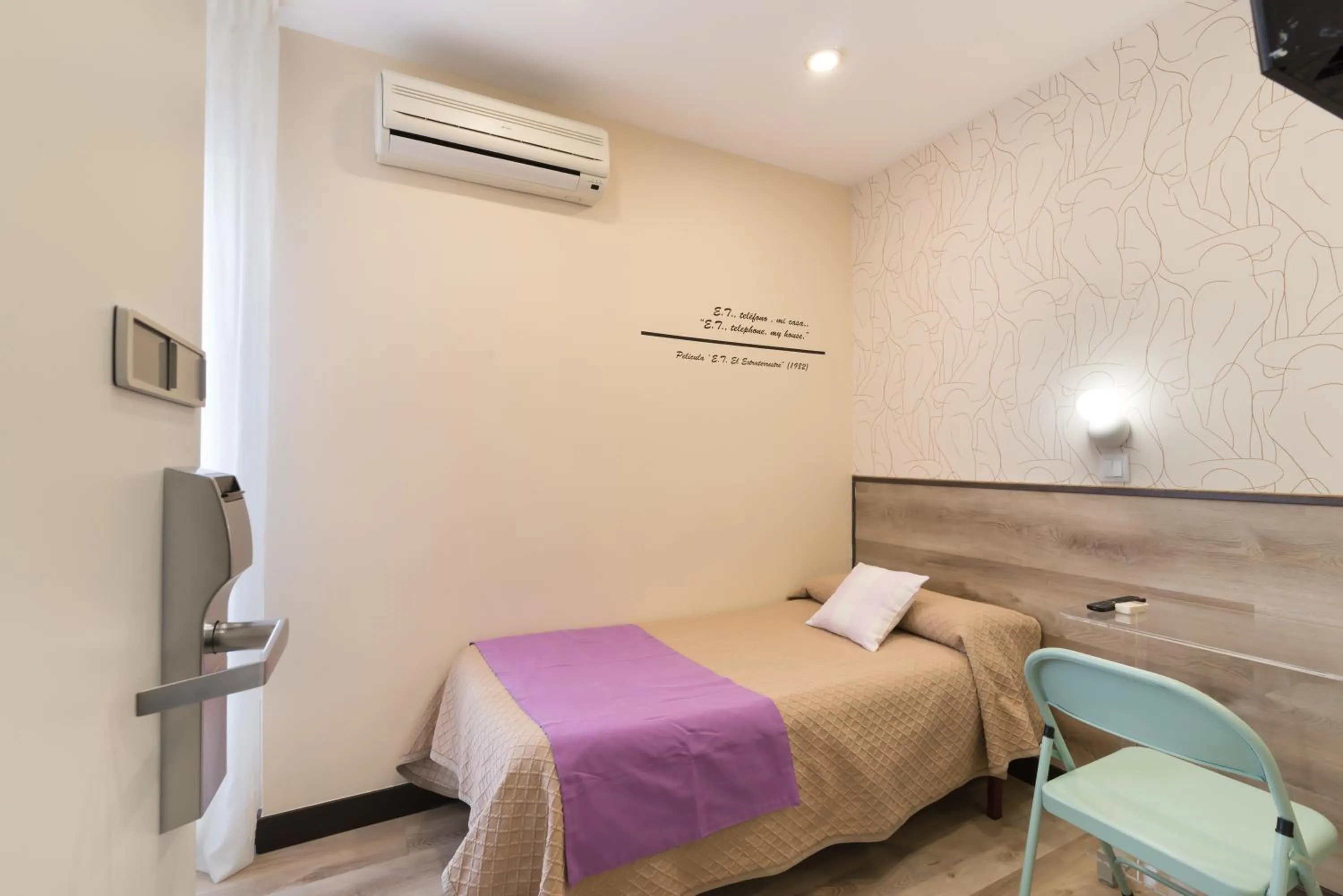 Photo of the whole room, Bed in Hostal Art Madrid