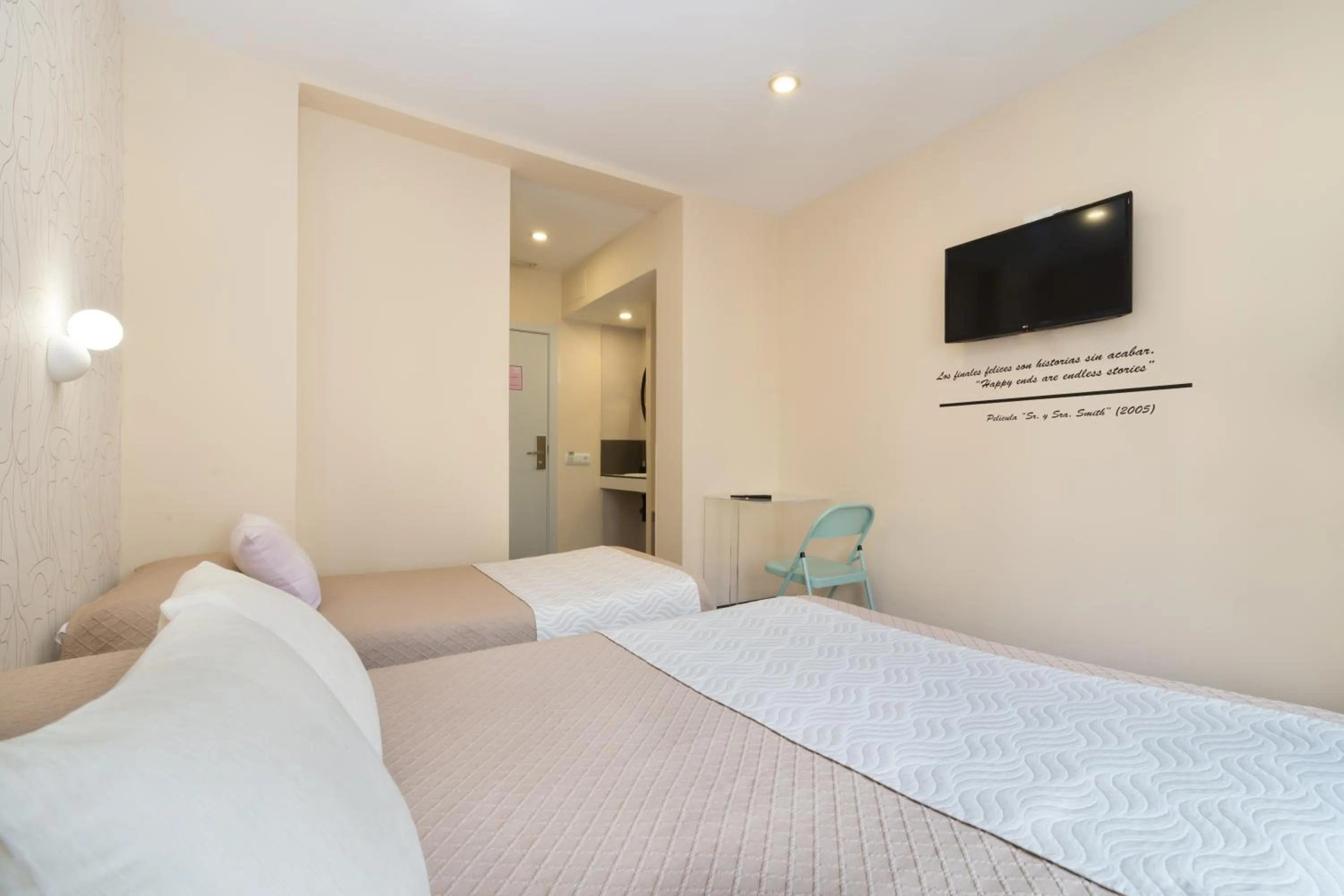 Photo of the whole room, Bed in Hostal Art Madrid