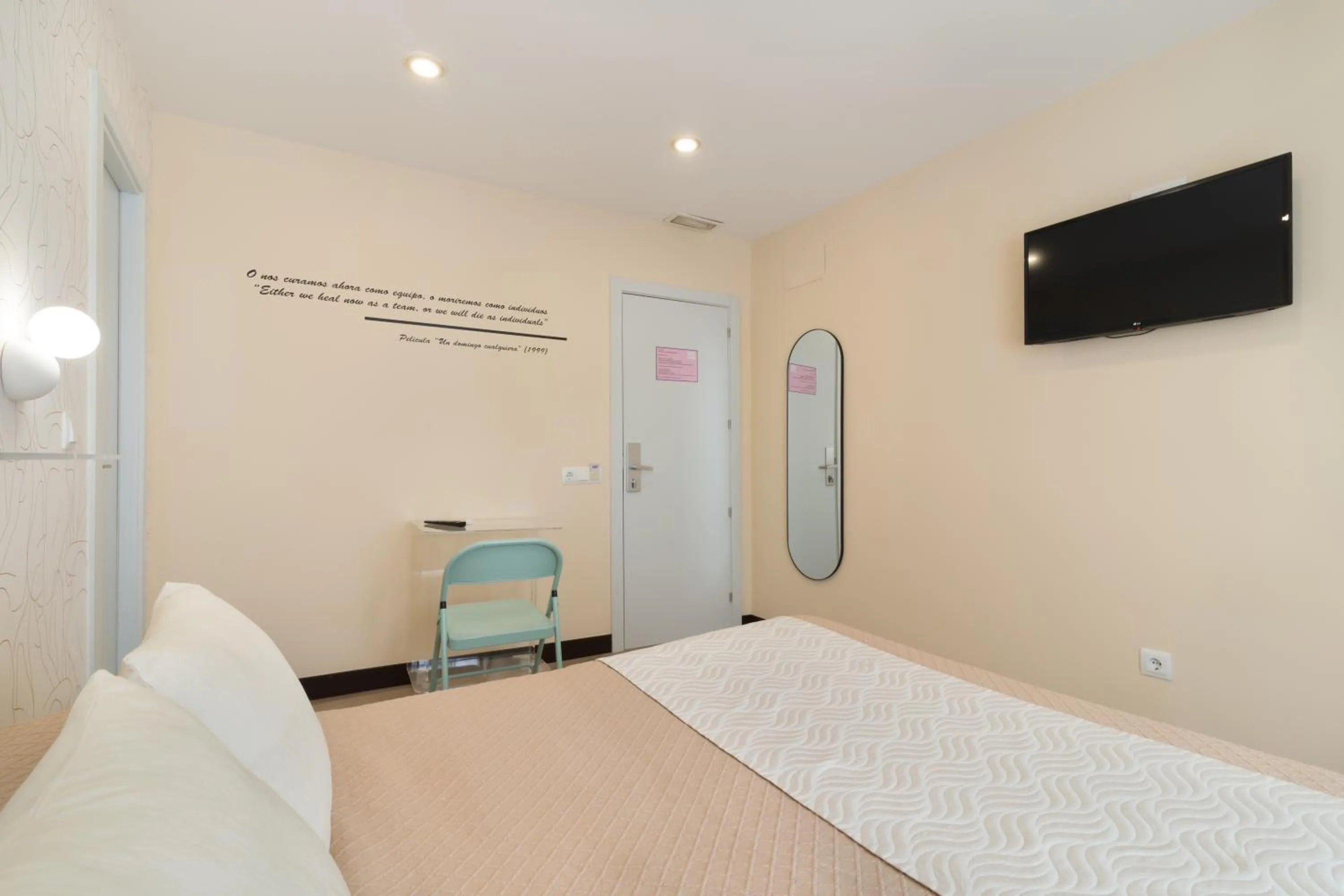 Photo of the whole room, Bed in Hostal Art Madrid