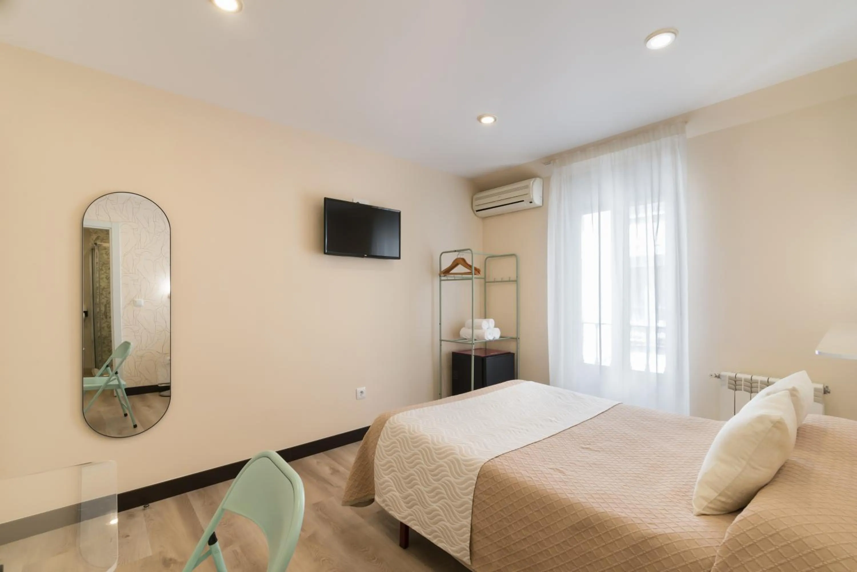 Photo of the whole room, Bed in Hostal Art Madrid