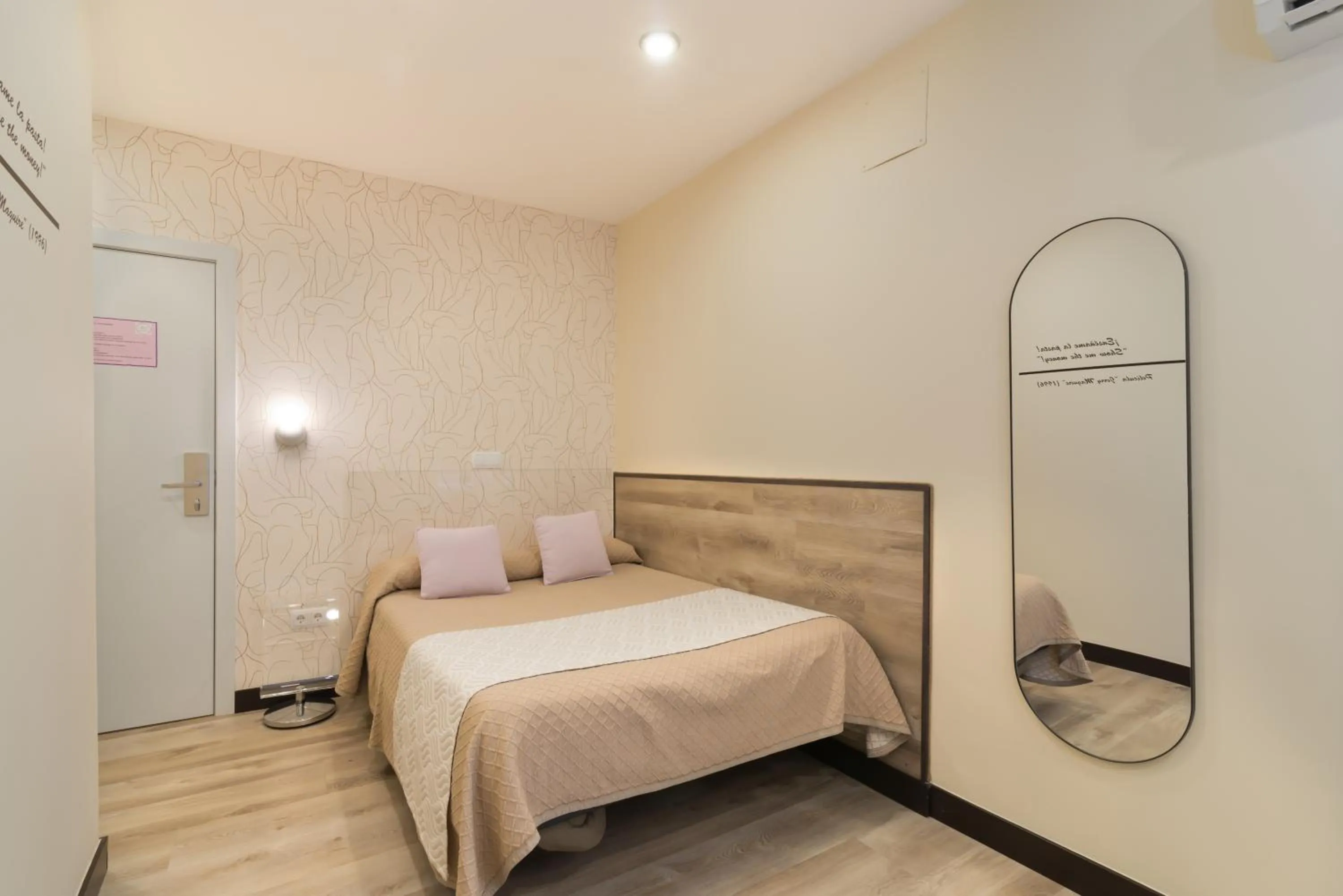 Property building, Bed in Hostal Art Madrid