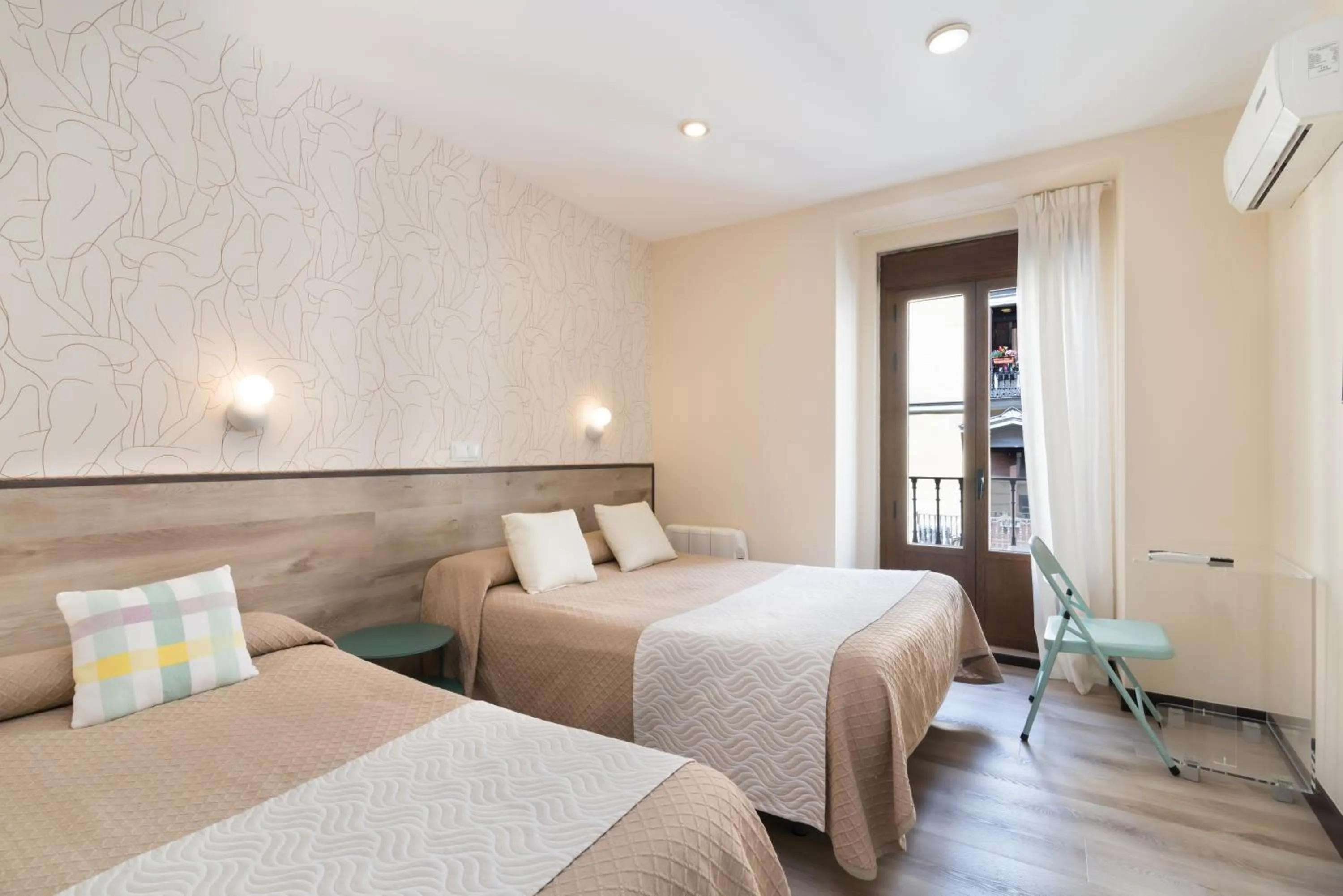 Photo of the whole room, Bed in Hostal Art Madrid