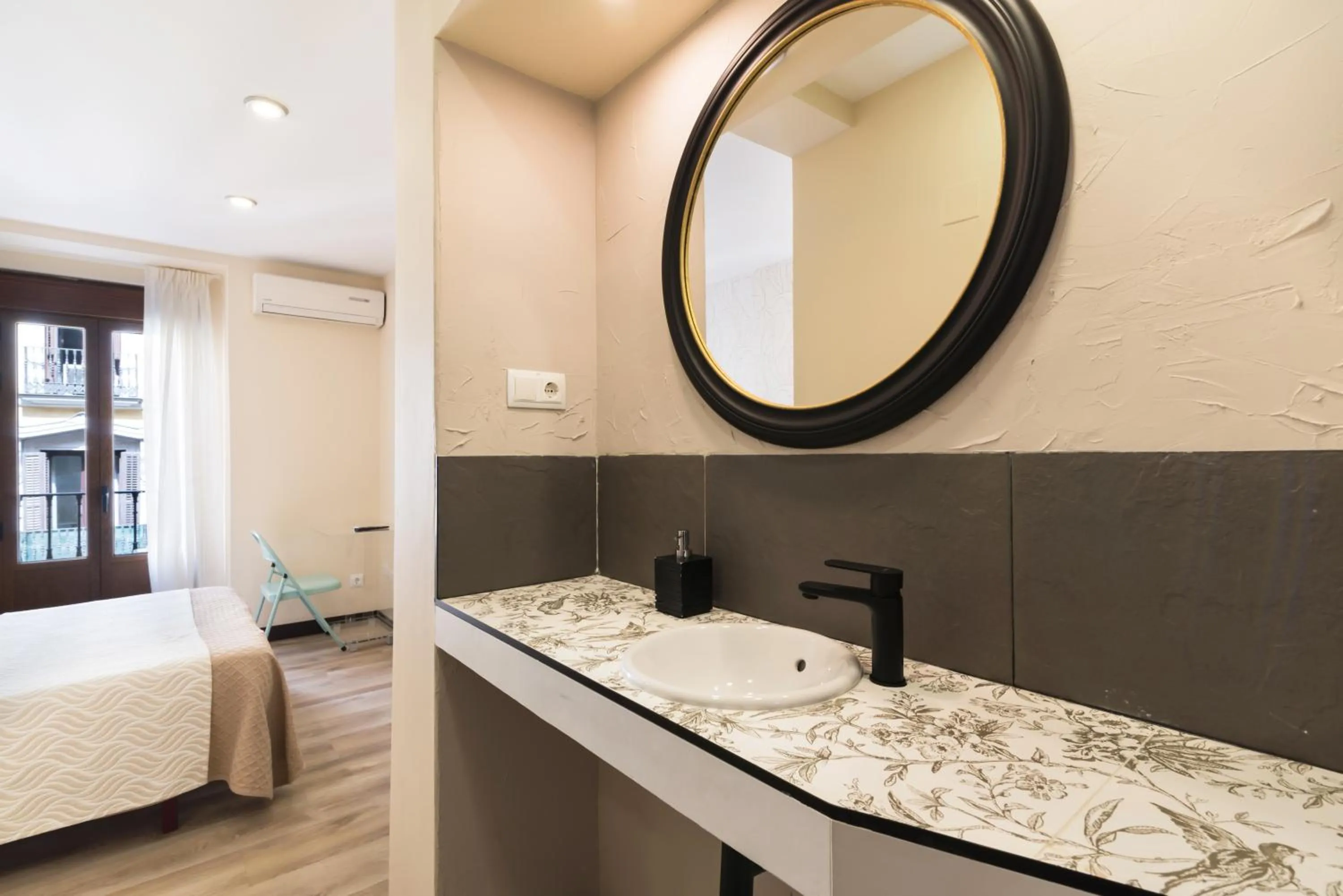 Bathroom, Bed in Hostal Art Madrid