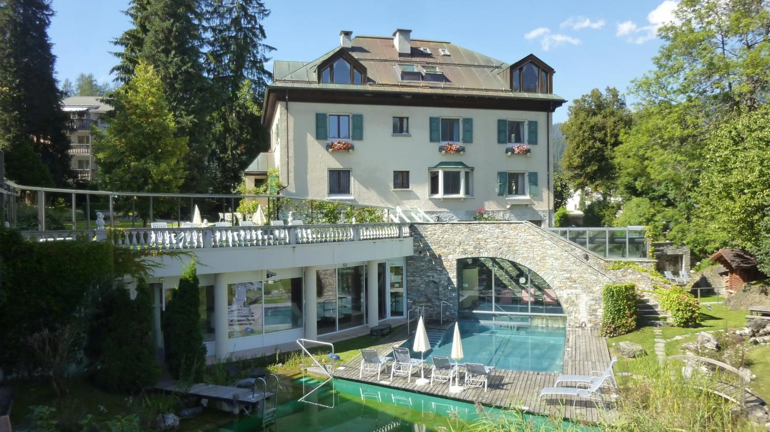 Property building in Hotel Cresta