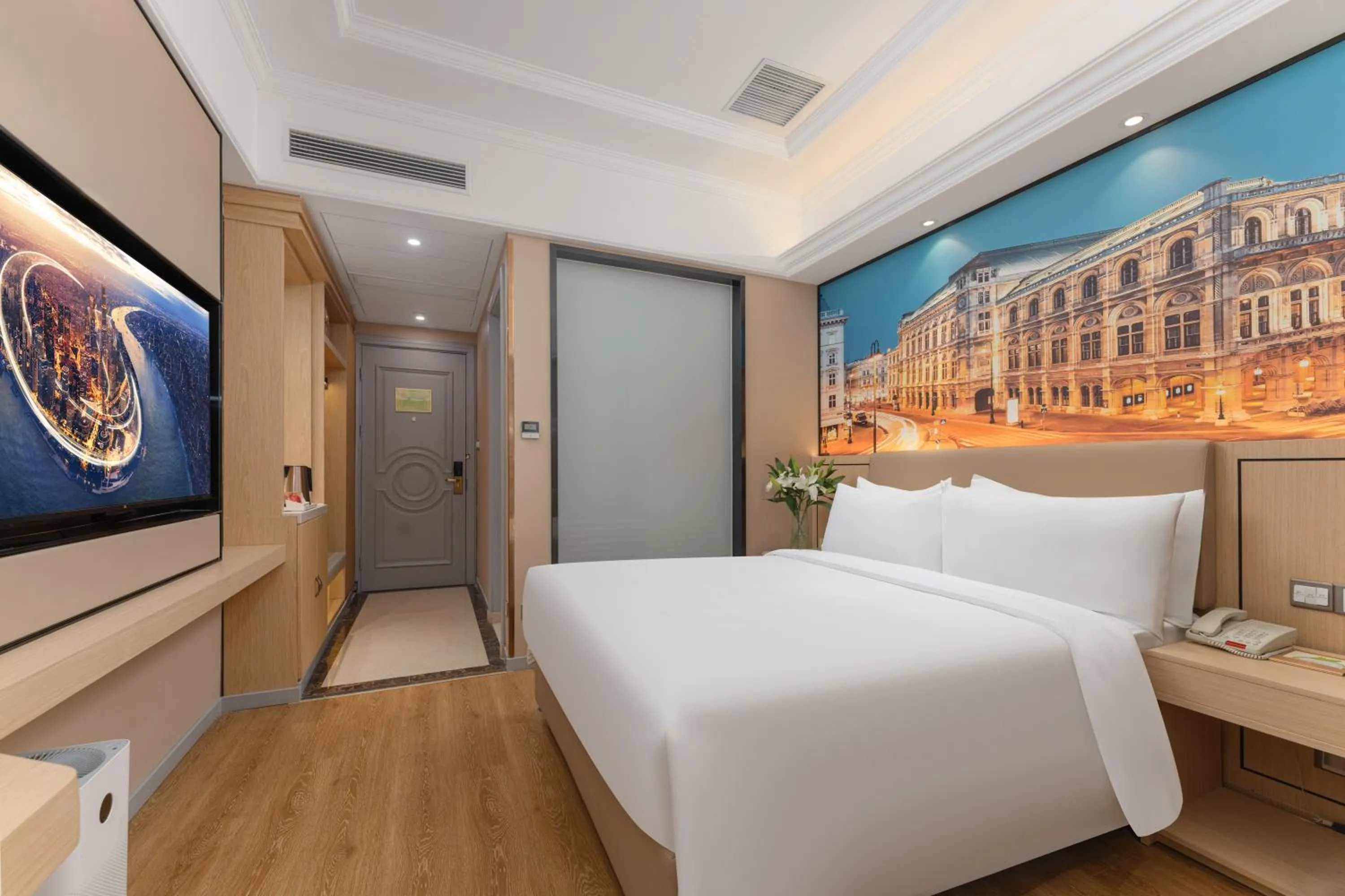 Bed in 维也纳国际酒店上海浦东机场东方枢纽店-提供浦东机场迪士尼免费穿梭巴士