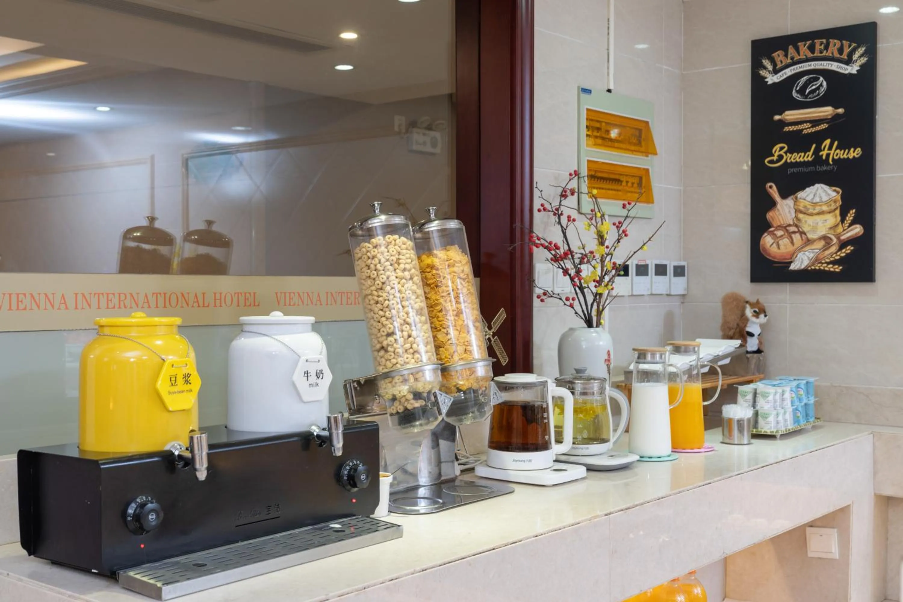 Breakfast in 维也纳国际酒店上海浦东机场东方枢纽店-提供浦东机场迪士尼免费穿梭巴士
