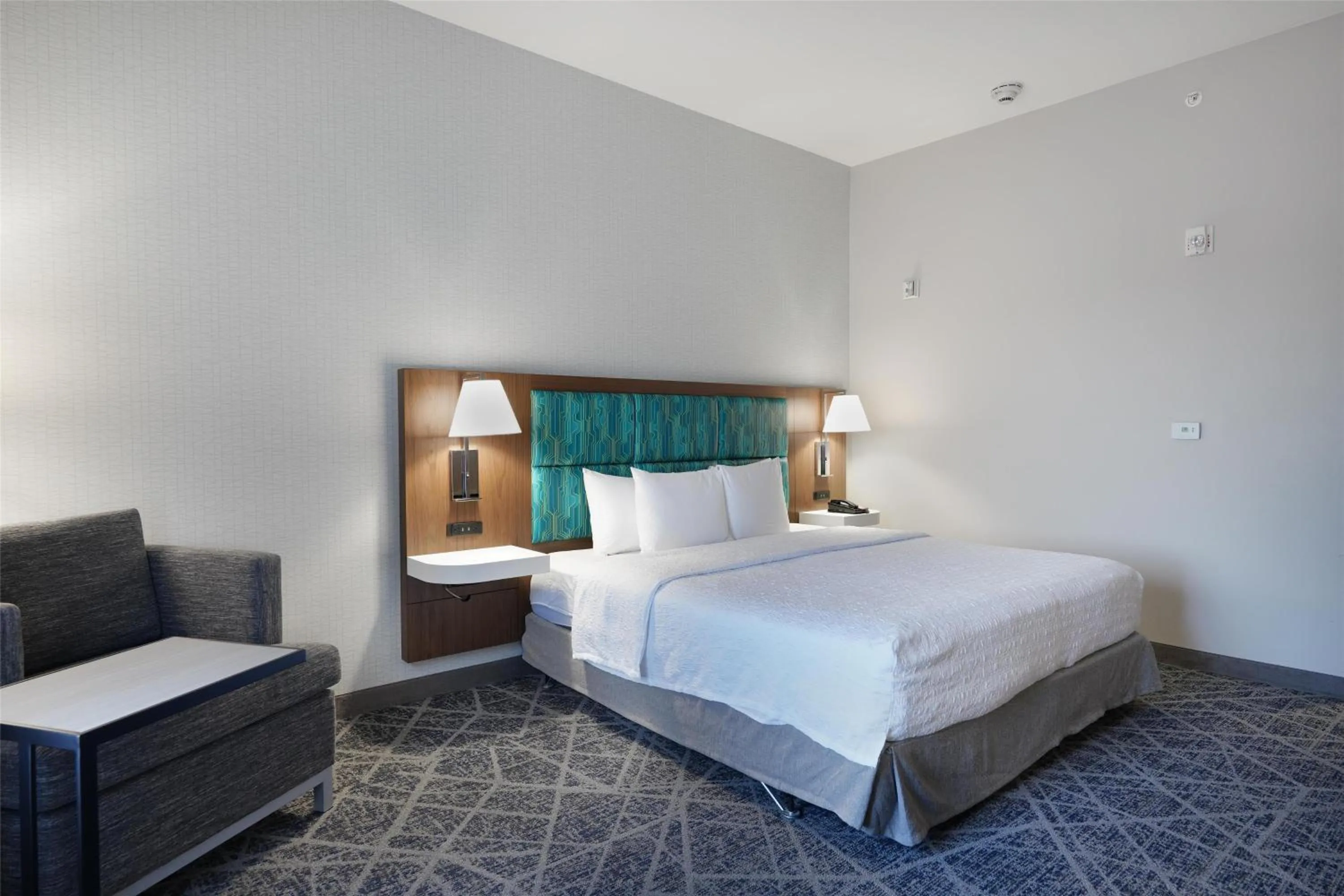 Bed in Hampton Inn & Suites Tulsa/Tulsa Hills