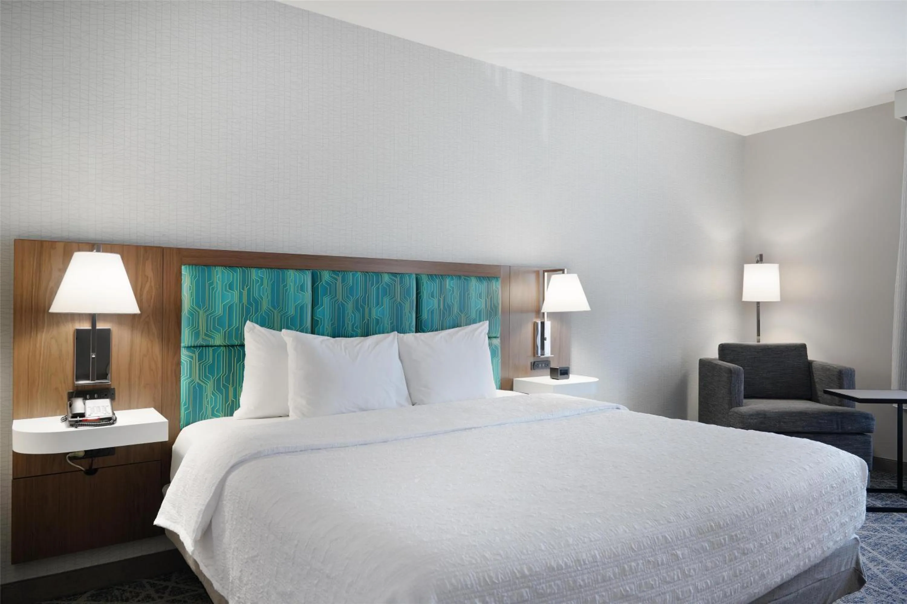 Bed in Hampton Inn & Suites Tulsa/Tulsa Hills