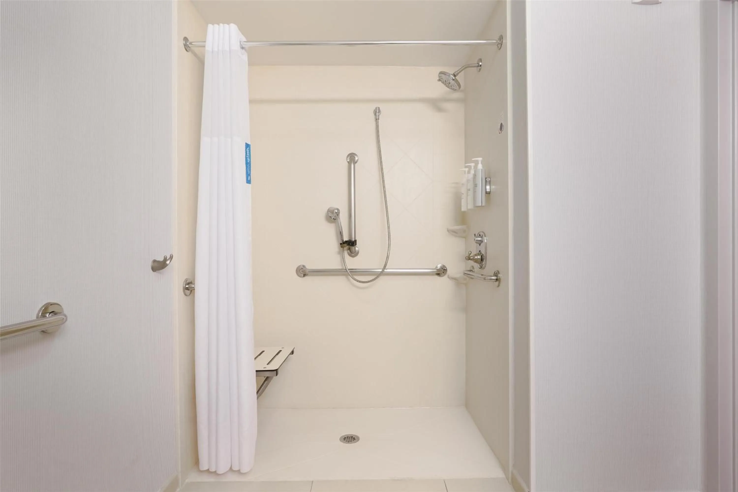 Bathroom in Hampton Inn & Suites Tulsa/Tulsa Hills