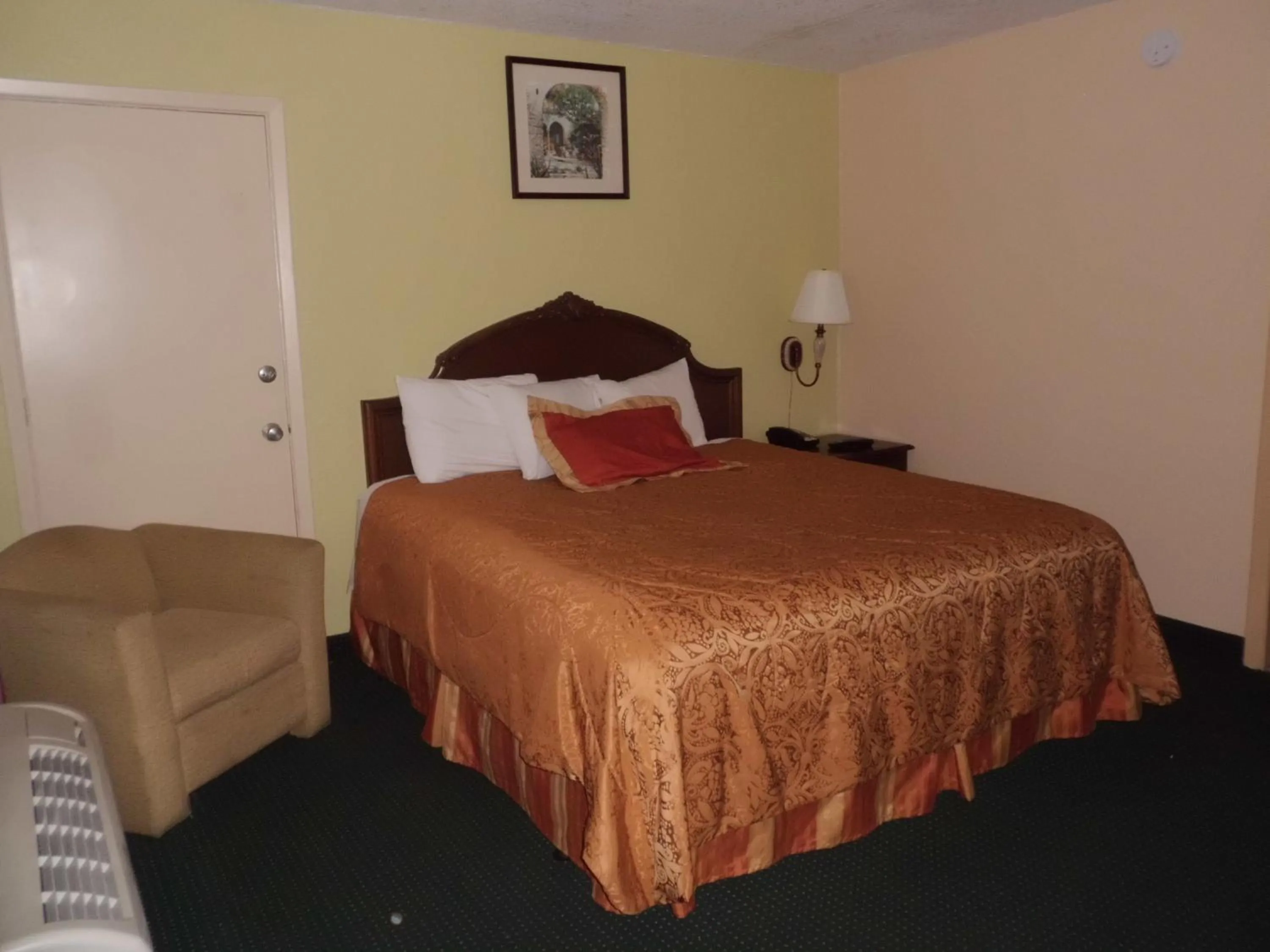 Bedroom in America's Best Inn & Suites-Lakeland