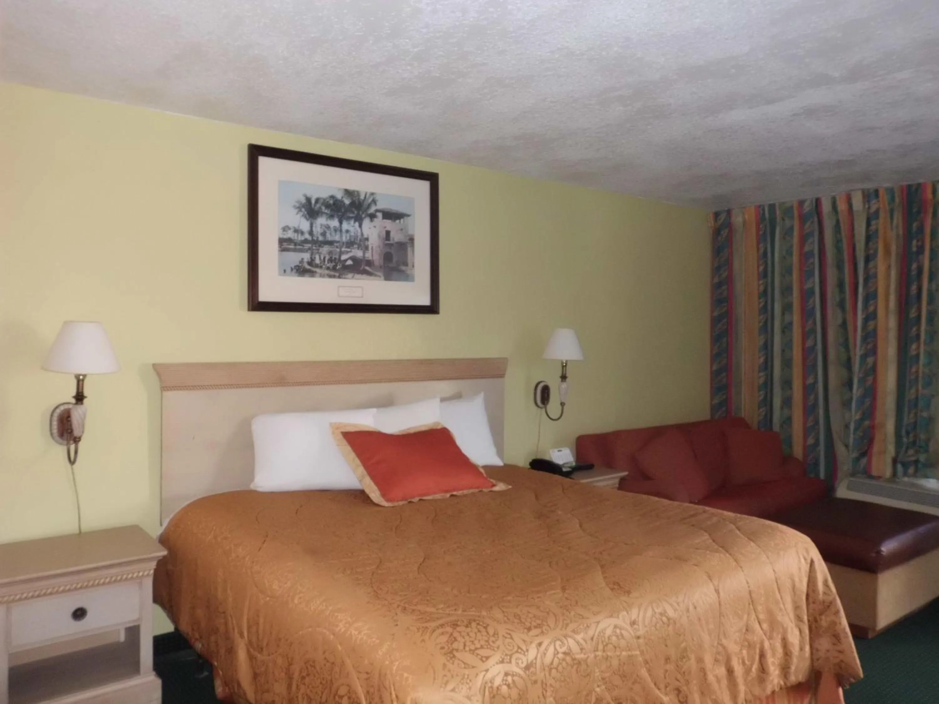 Bedroom in America's Best Inn & Suites-Lakeland