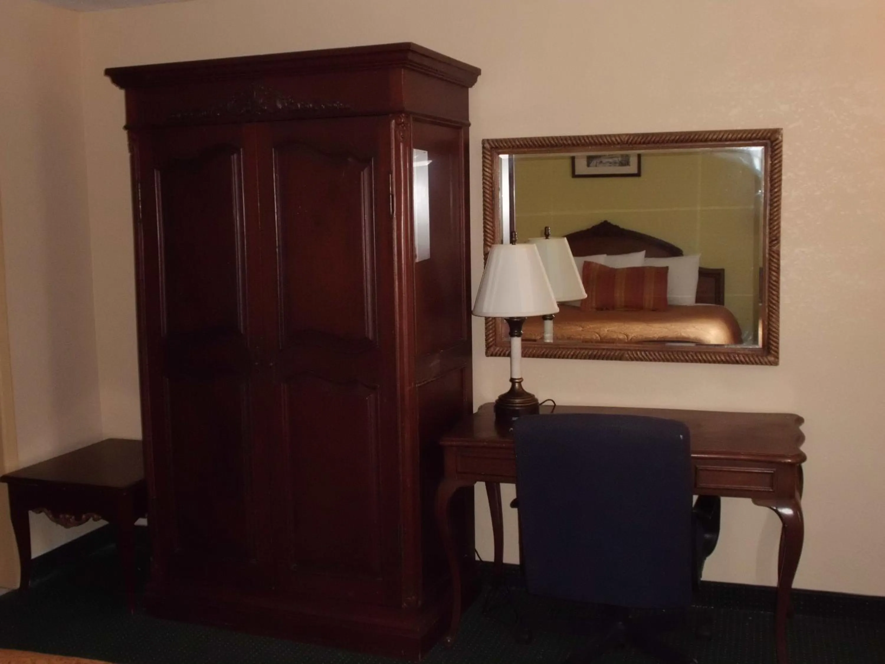 TV and multimedia in America's Best Inn & Suites-Lakeland