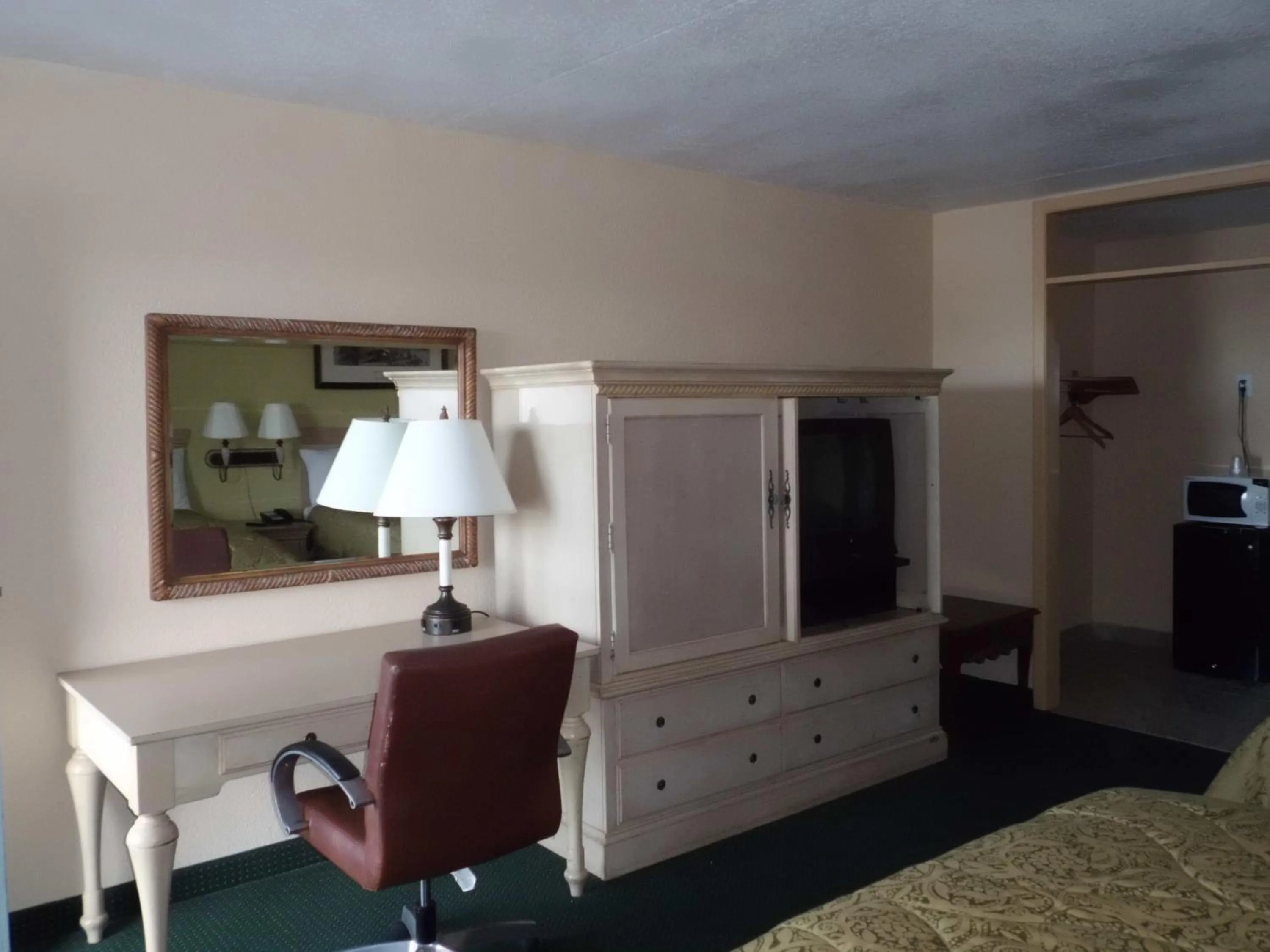 TV and multimedia in America's Best Inn & Suites-Lakeland