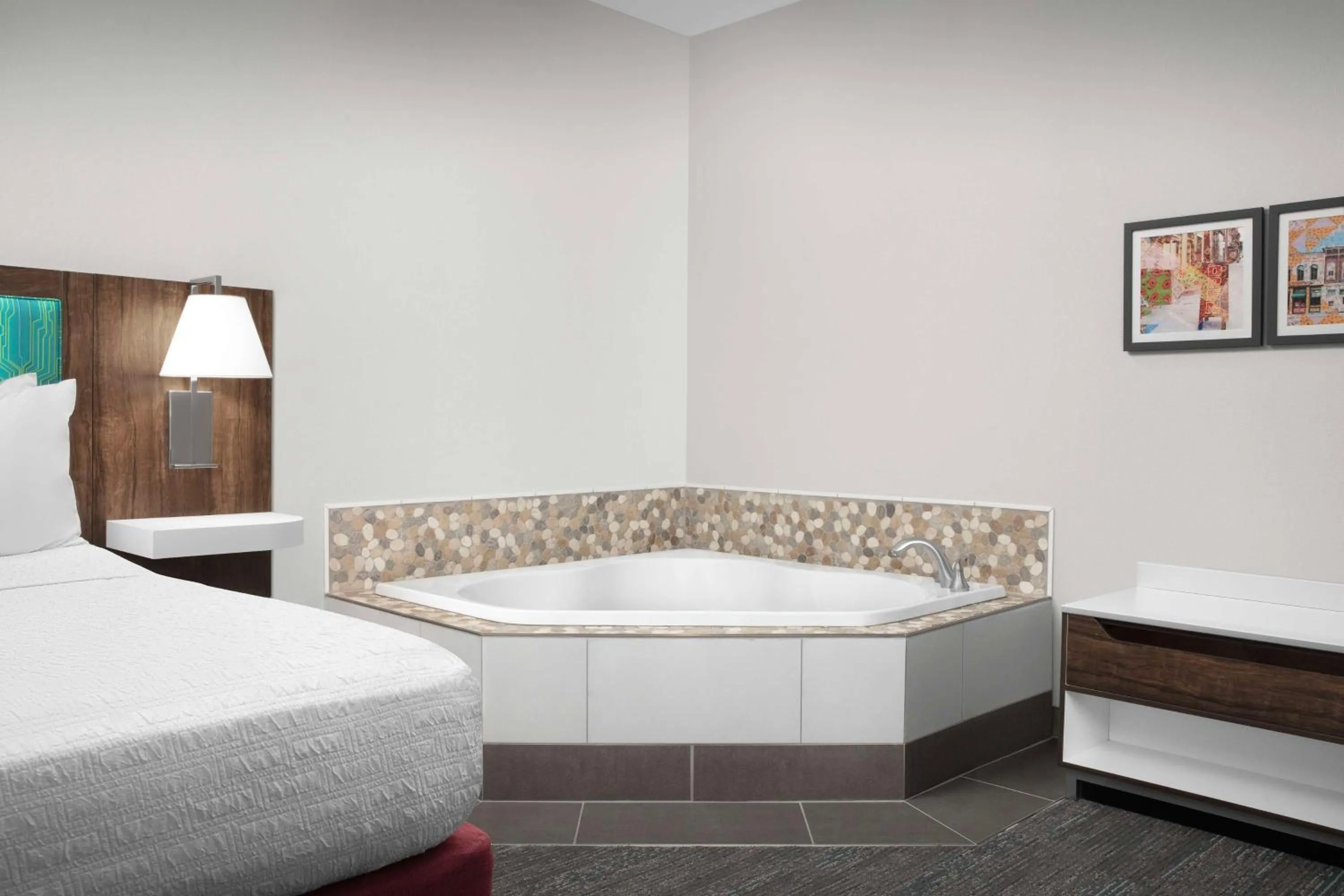 Bathroom, Bed in Hampton Inn Dandridge