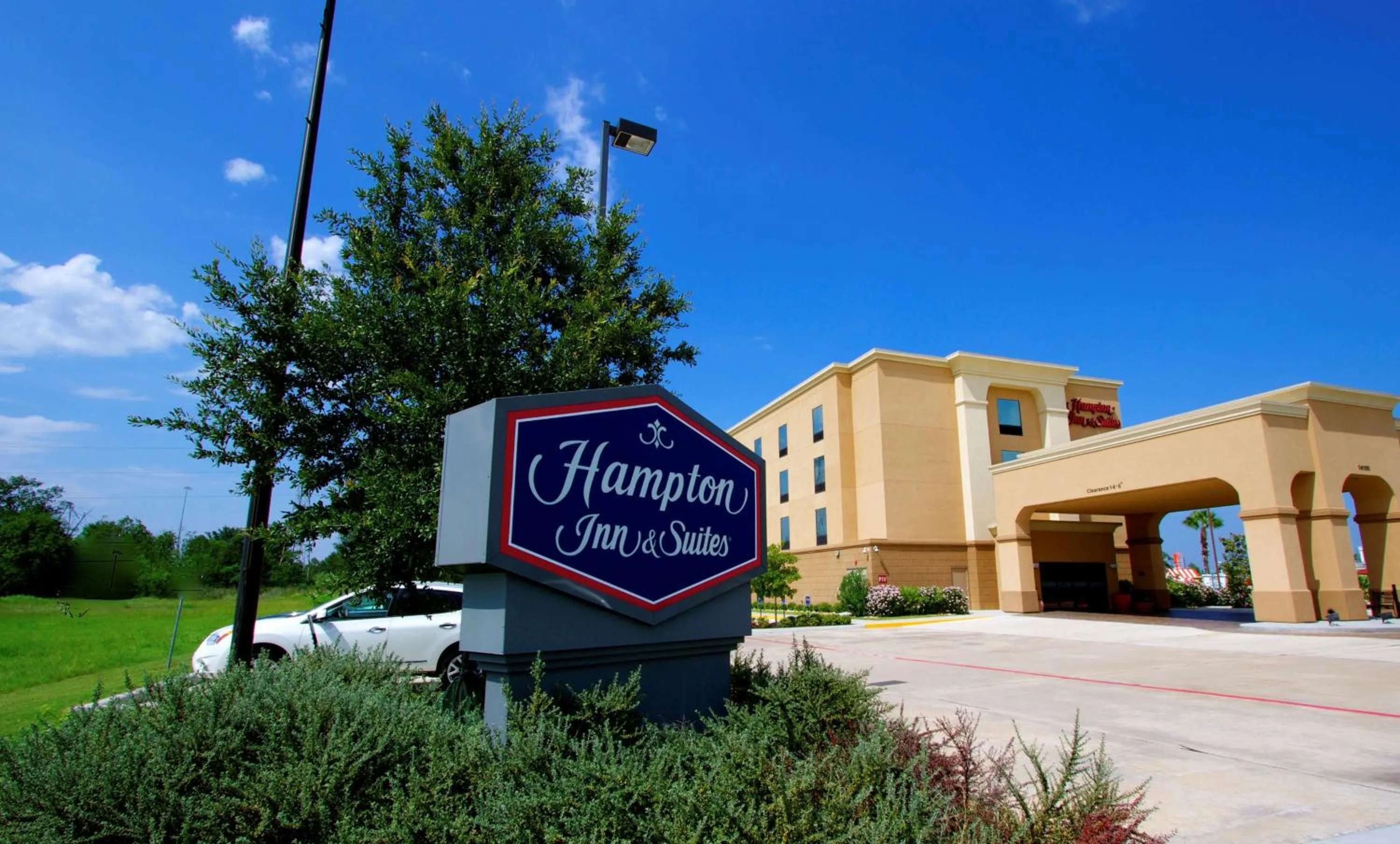 Property building in Hampton Inn & Suites by Hilton Tomball Houston NW
