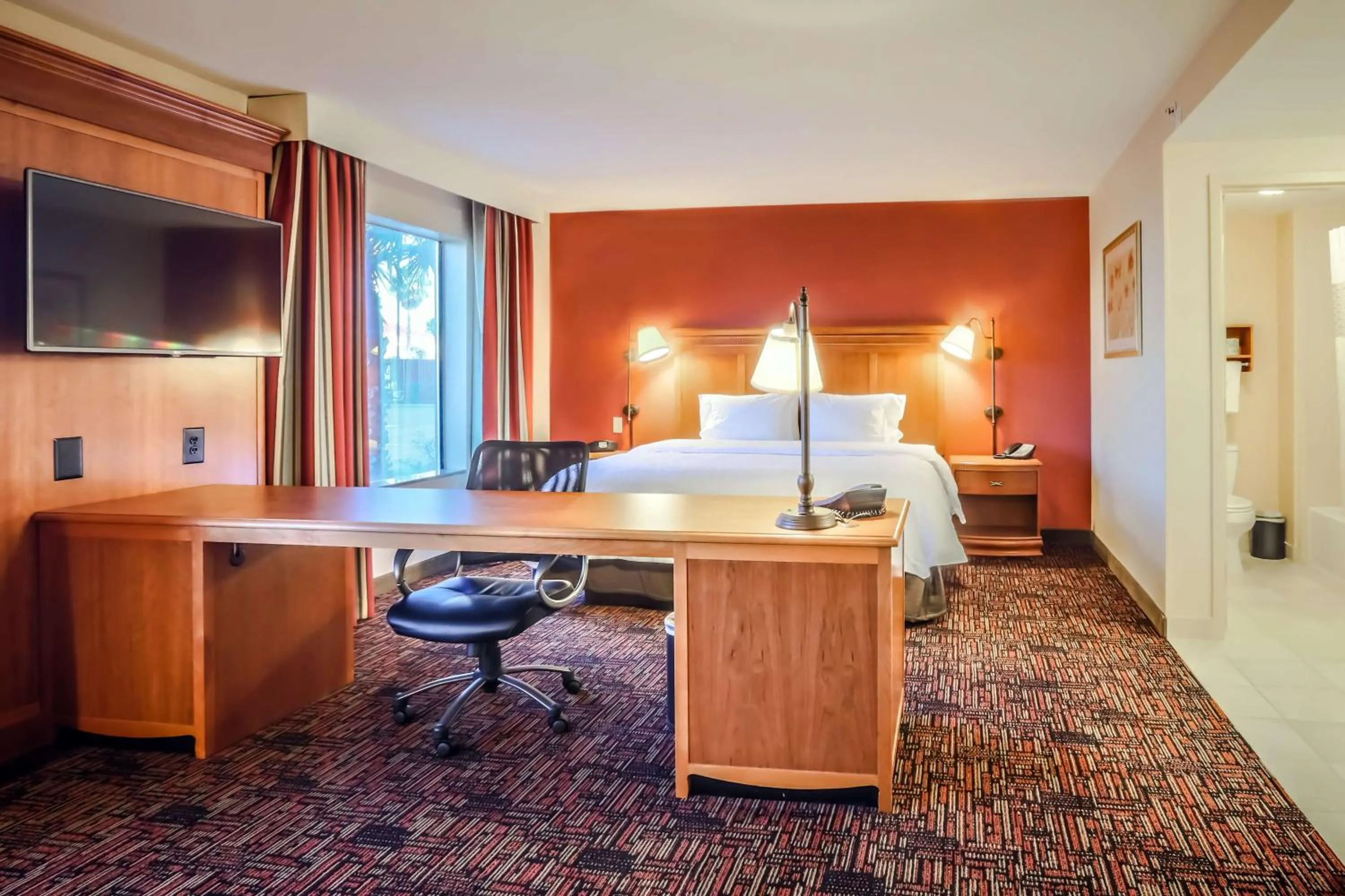 Living room, Bed in Hampton Inn & Suites by Hilton Tomball Houston NW