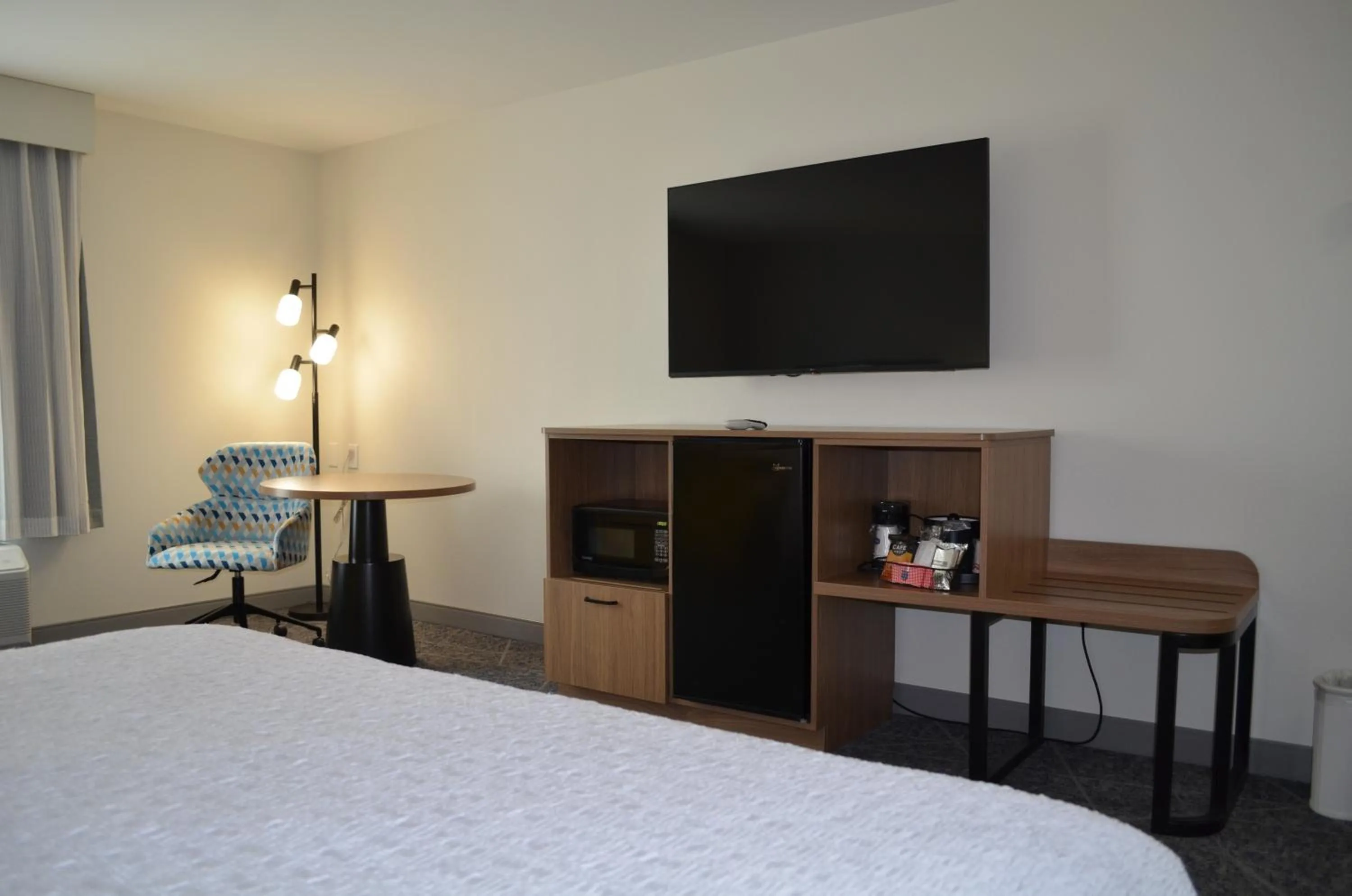 Bed in Hampton Inn & Suites by Hilton Tomball Houston NW