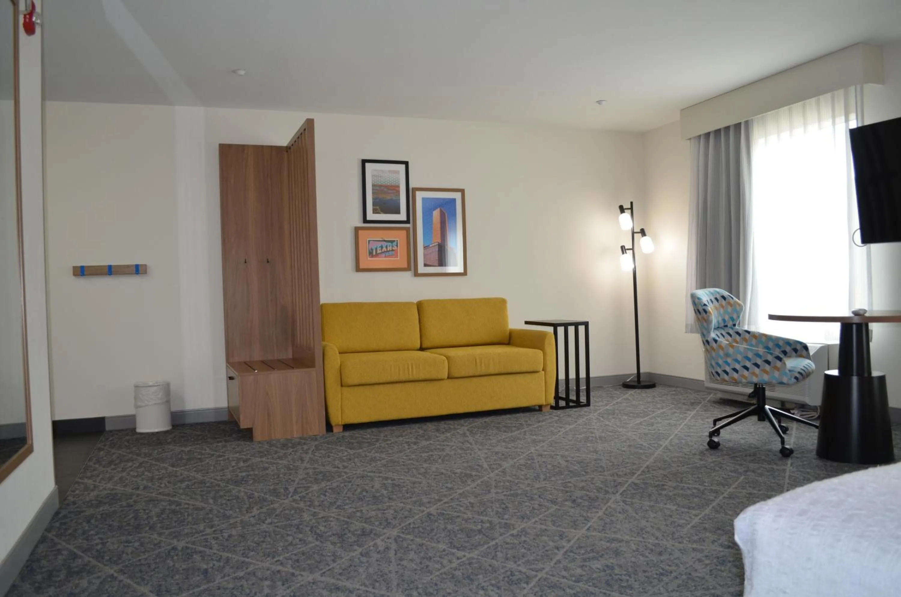 Living room, Bed in Hampton Inn & Suites by Hilton Tomball Houston NW