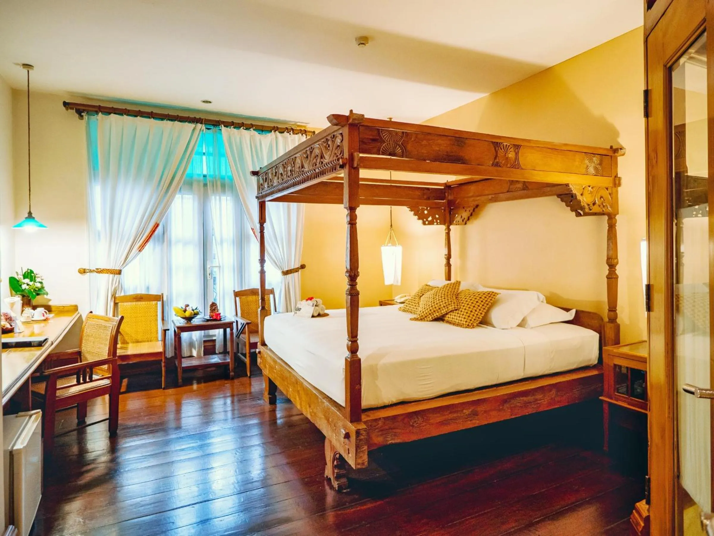 Photo of the whole room, Bed in Hotel Tugu Malang