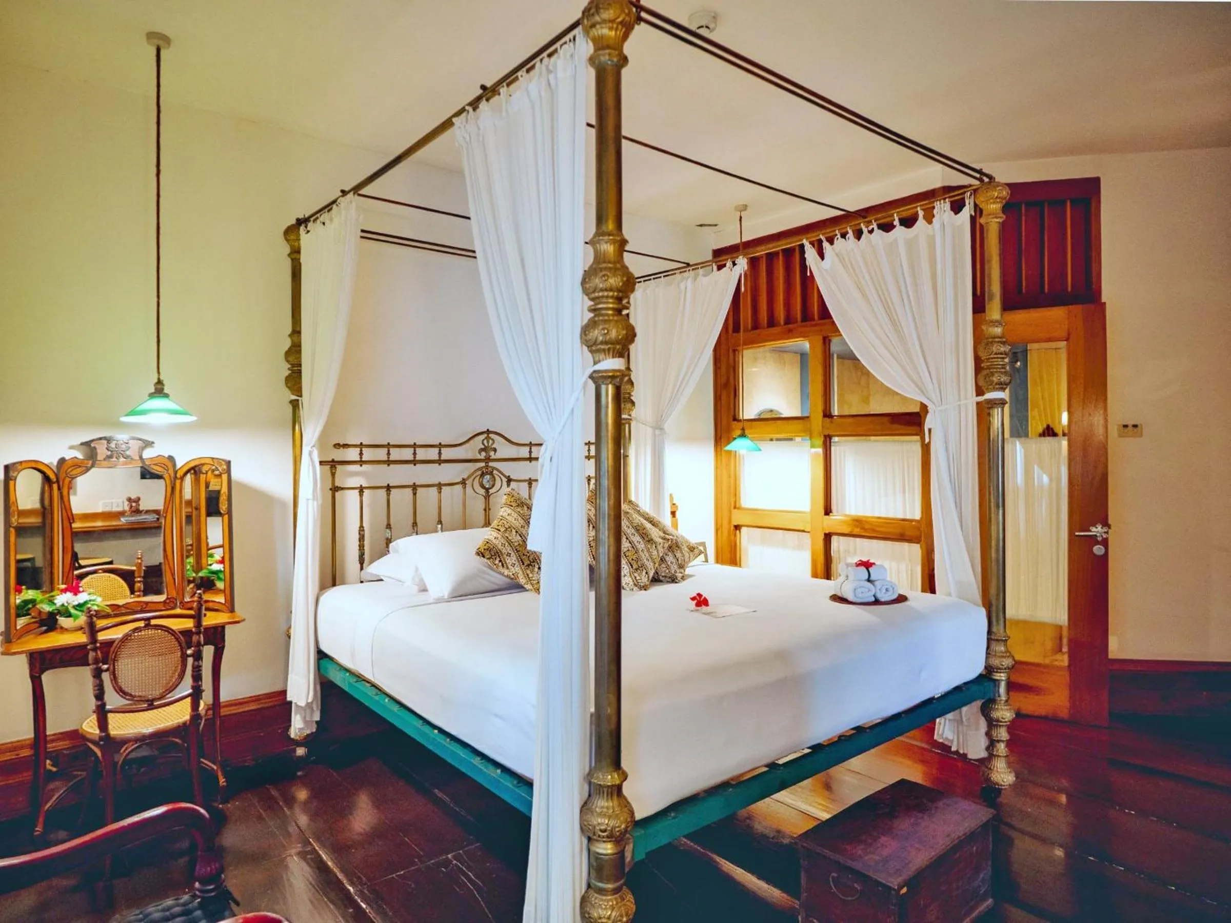 Photo of the whole room, Bed in Hotel Tugu Malang