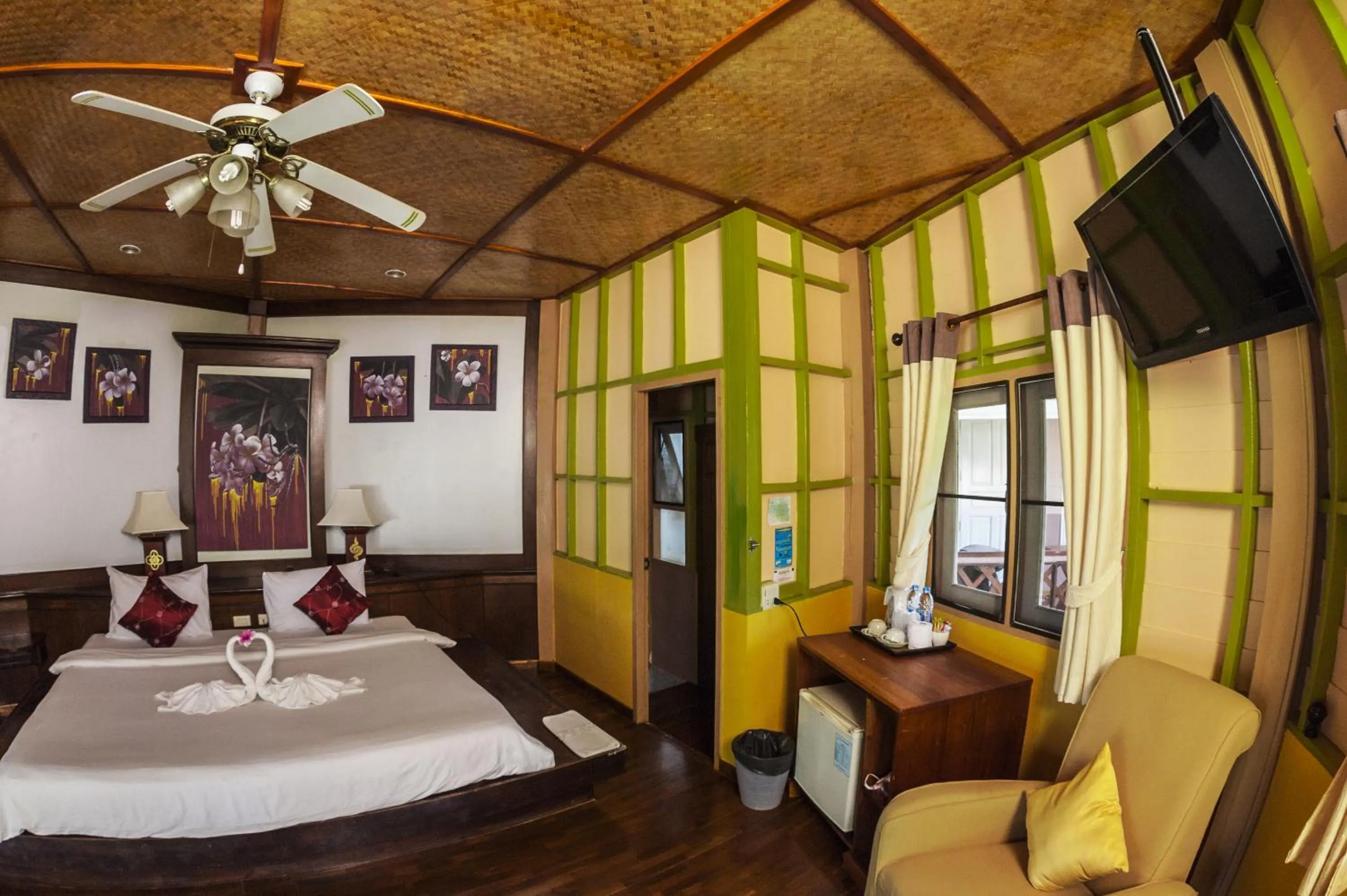 Photo of the whole room, Bed in Koh Tao Coral Grand Resort