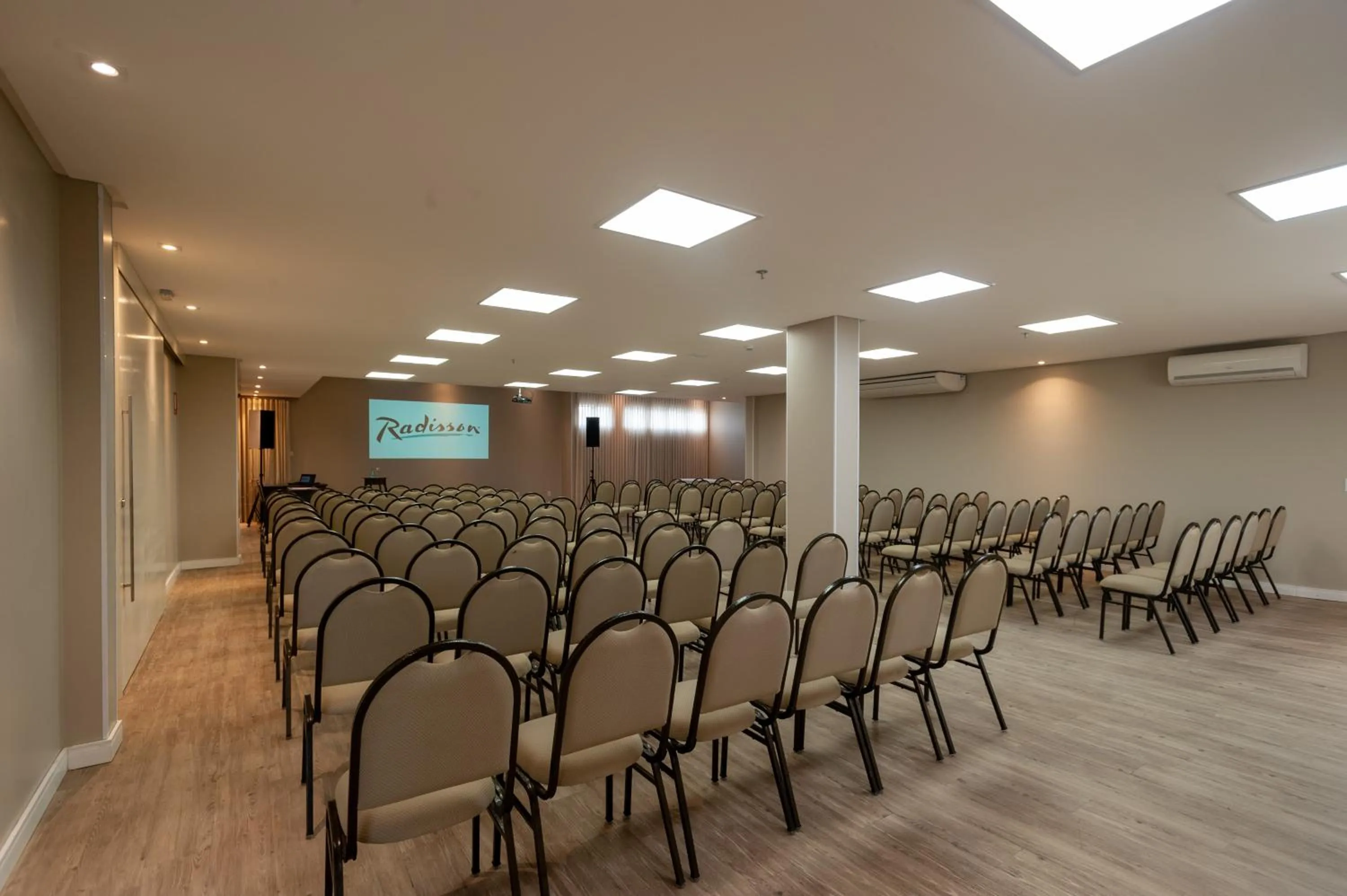 Business facilities in Radisson Hotel Anápolis