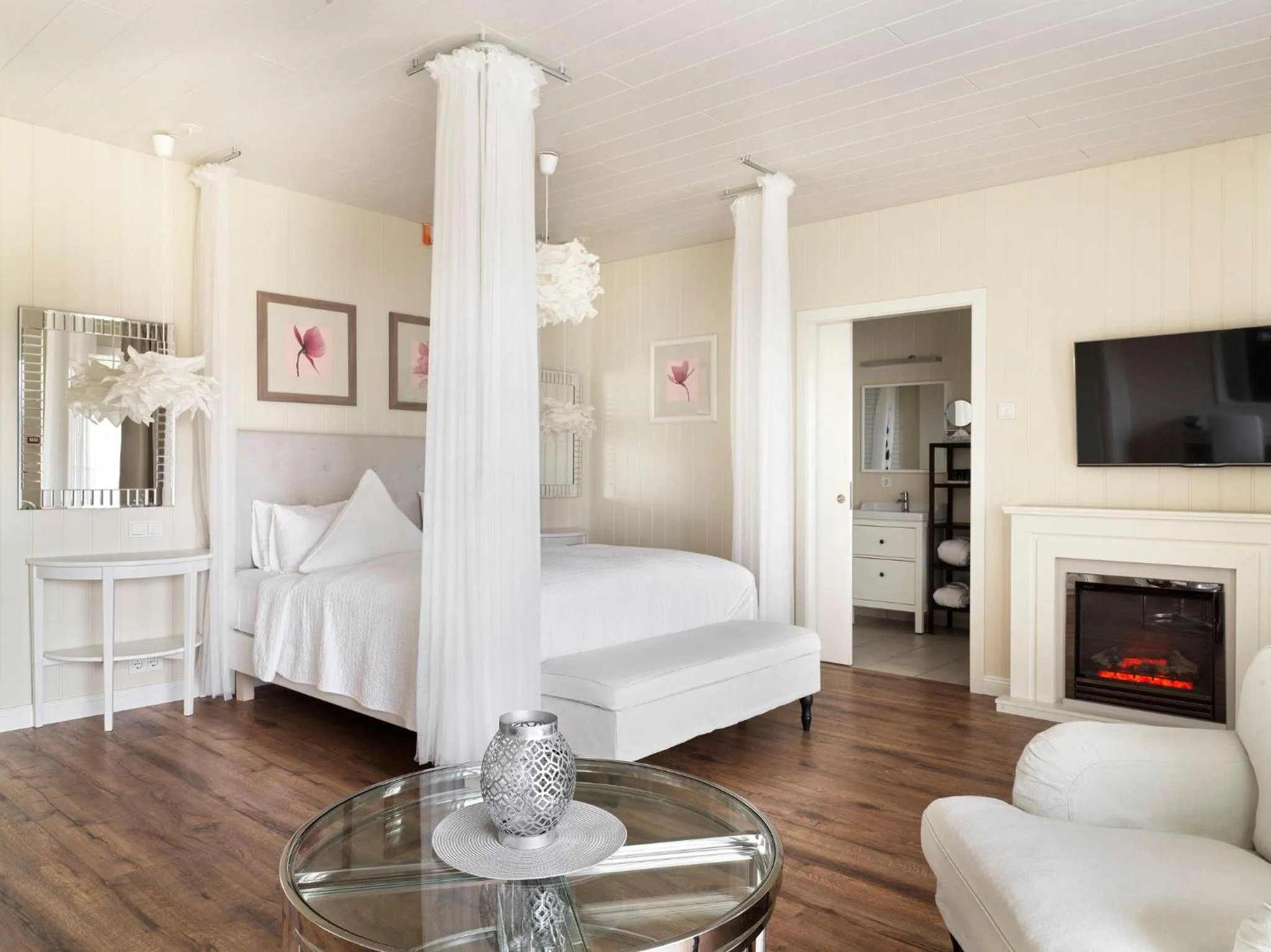 Bedroom, Bed in Hotel Grimsborgir by Keahotels