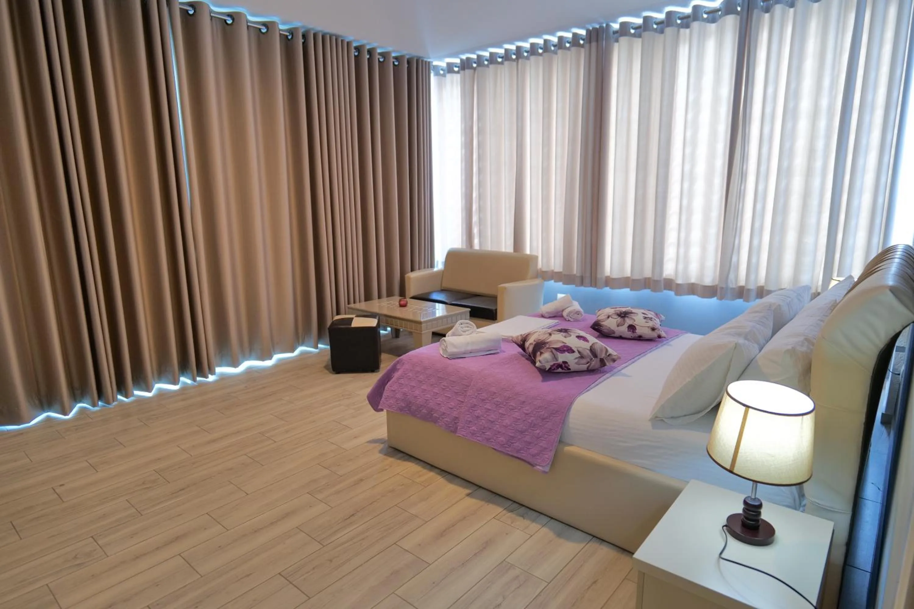 Photo of the whole room, Bed in Oceanic Overview Suites