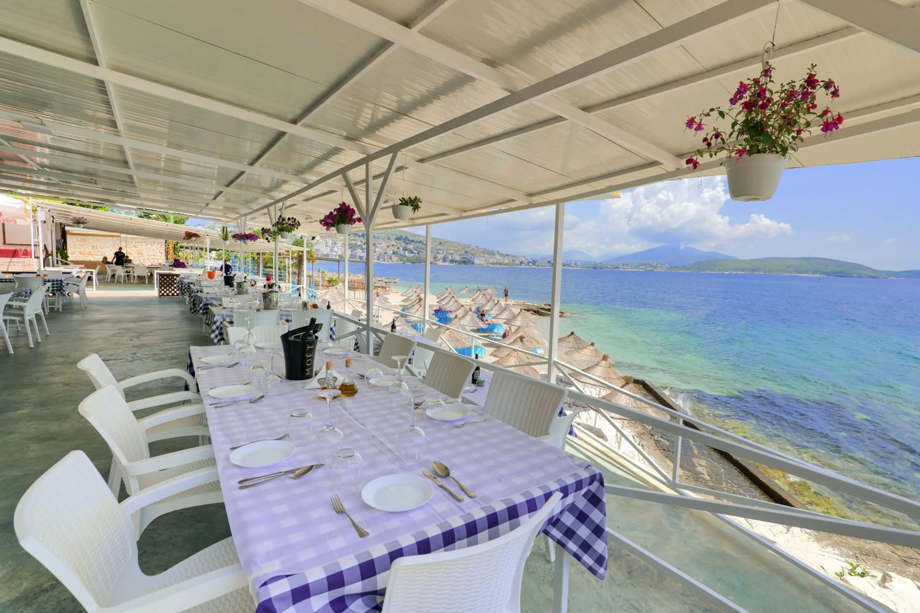 Restaurant/places to eat in Oceanic Overview Suites