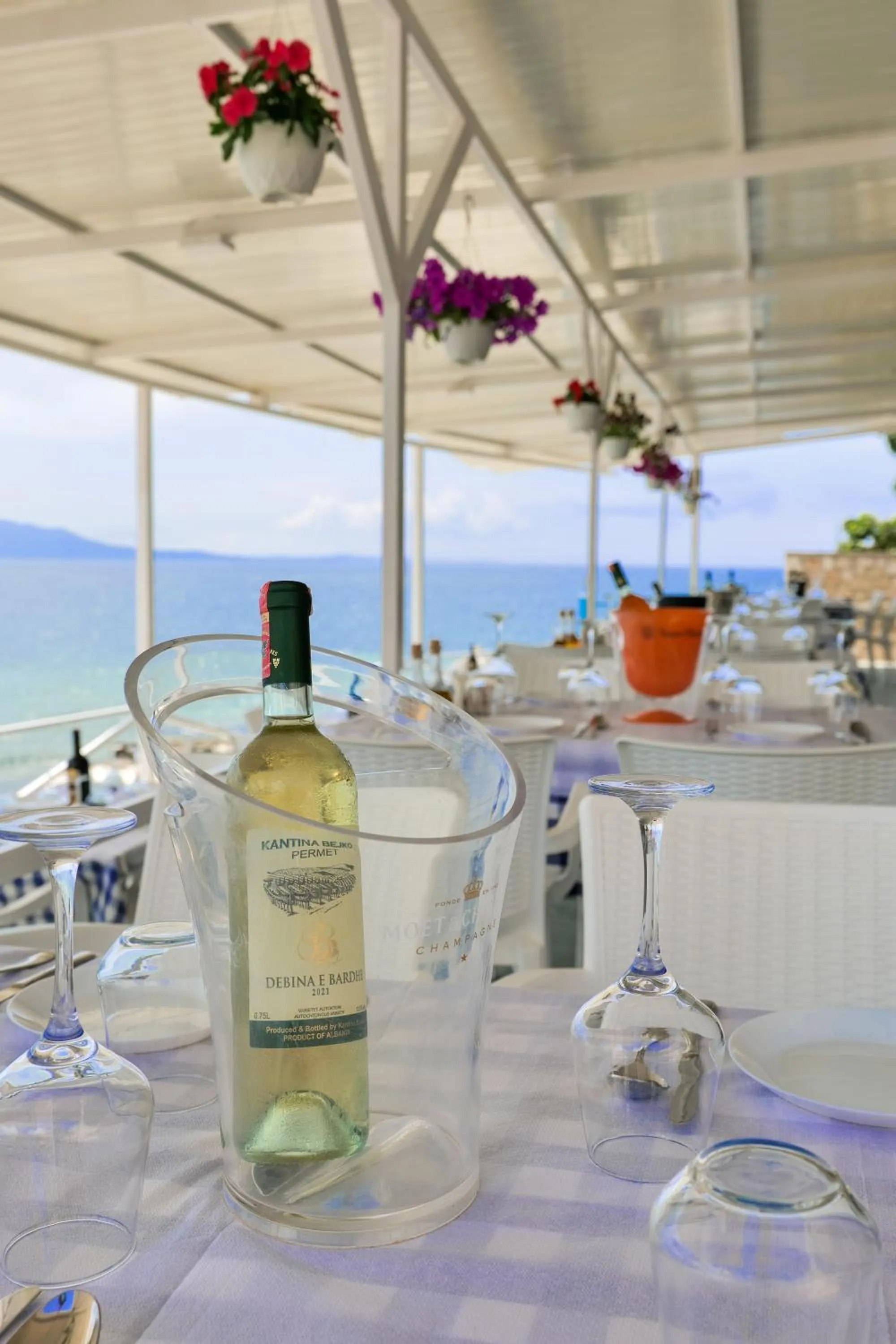 Restaurant/places to eat in Oceanic Overview Suites