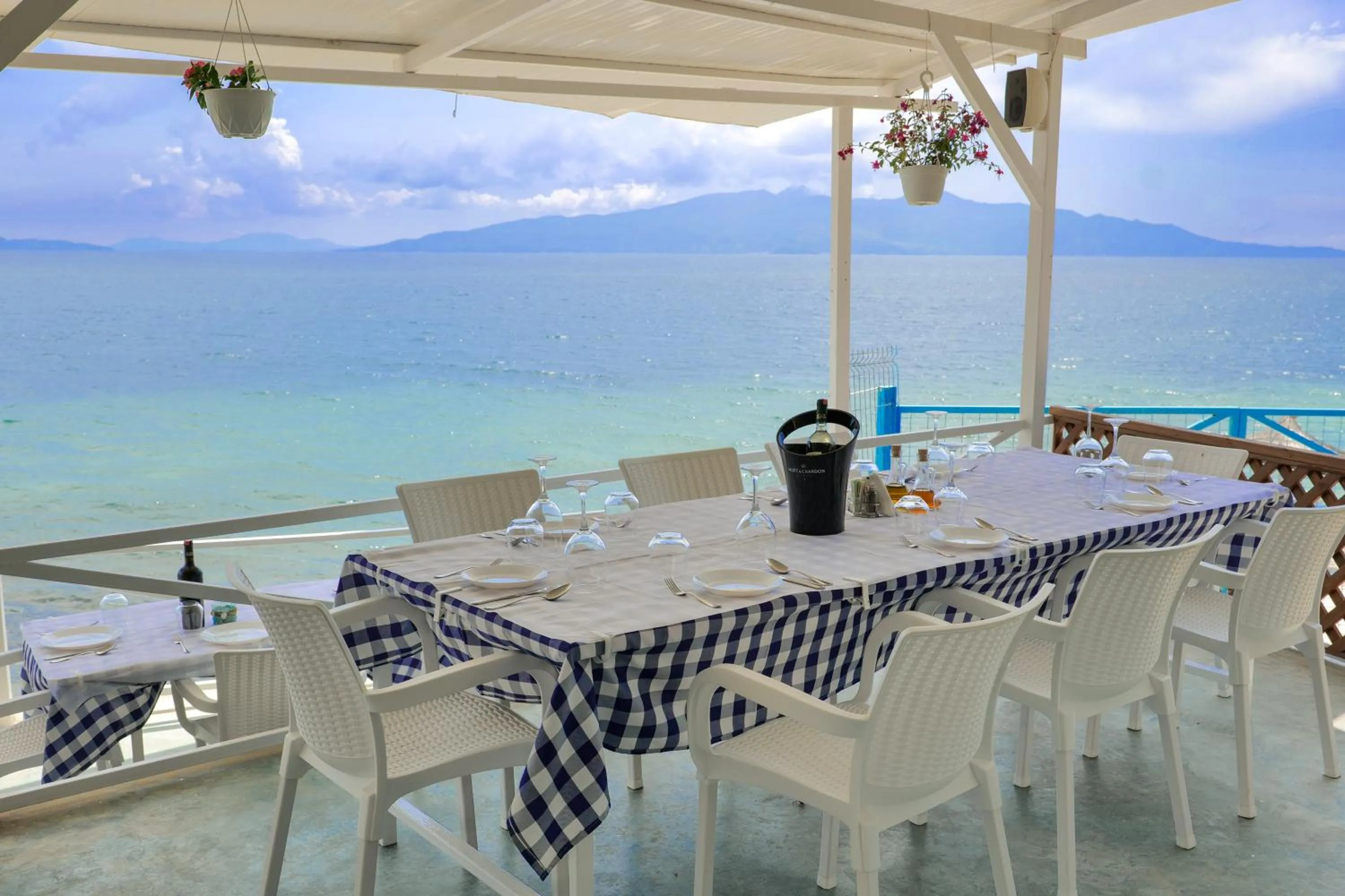 Restaurant/places to eat in Oceanic Overview Suites