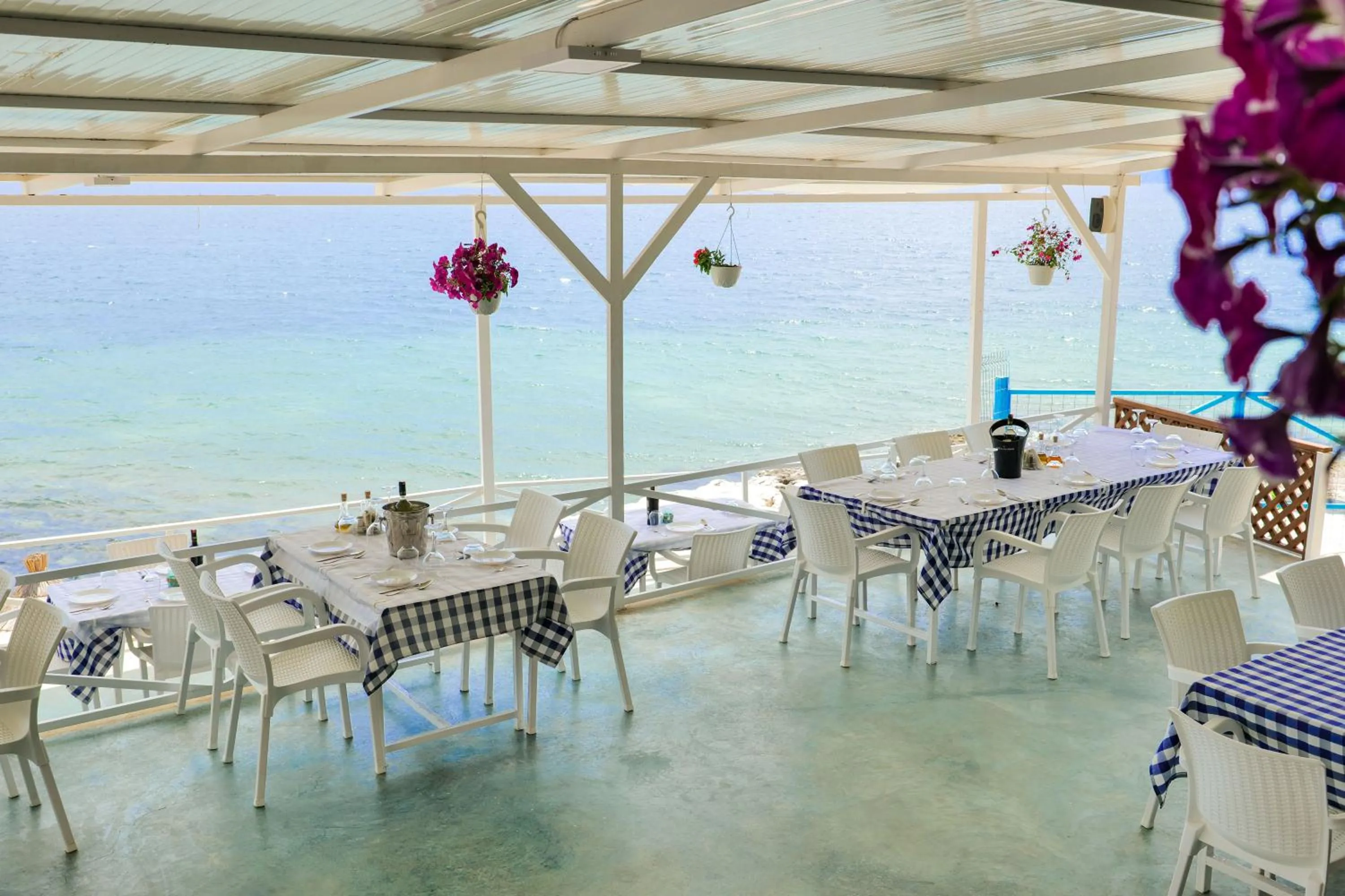 Restaurant/places to eat in Oceanic Overview Suites