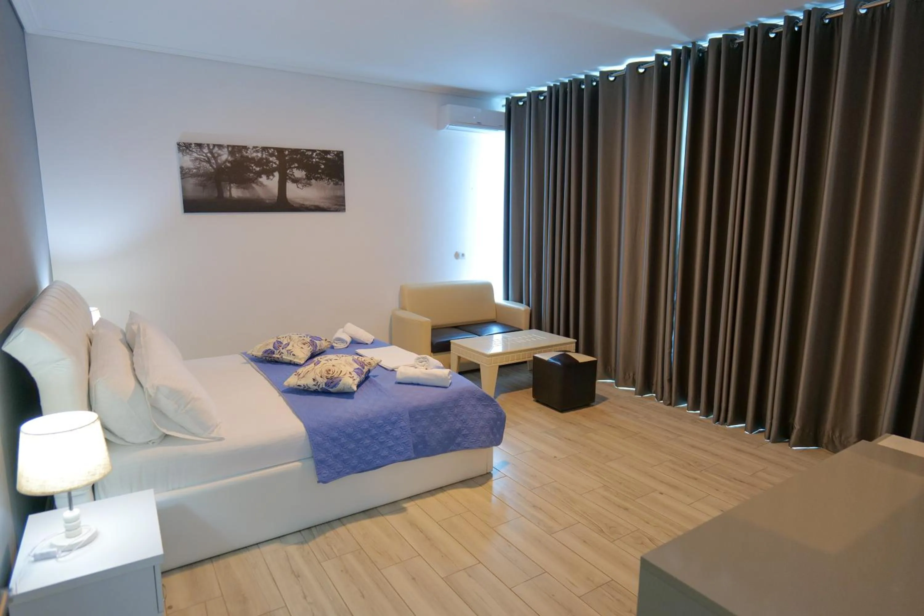 Photo of the whole room, Bed in Oceanic Overview Suites