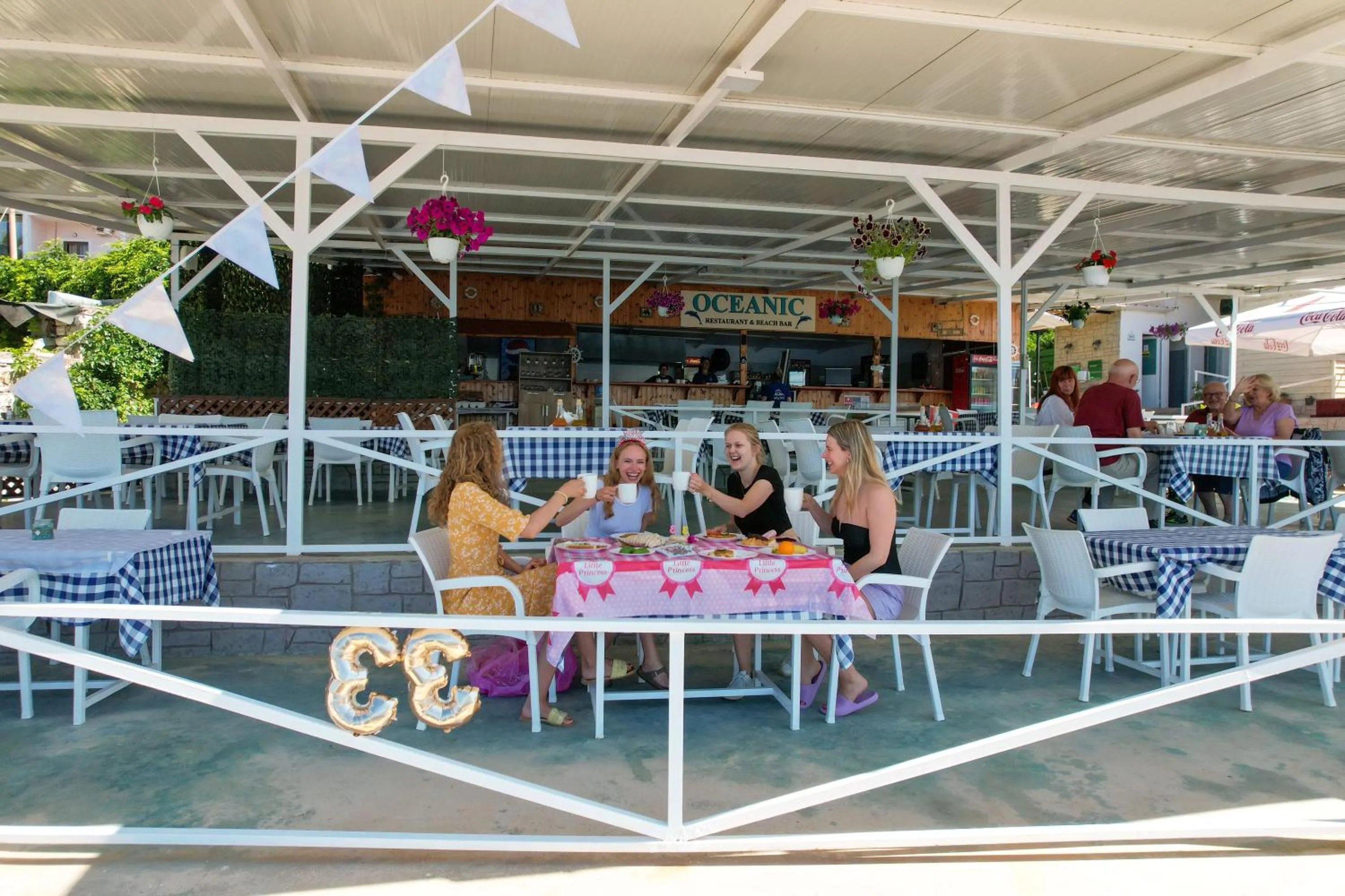 Restaurant/places to eat in Oceanic Overview Suites