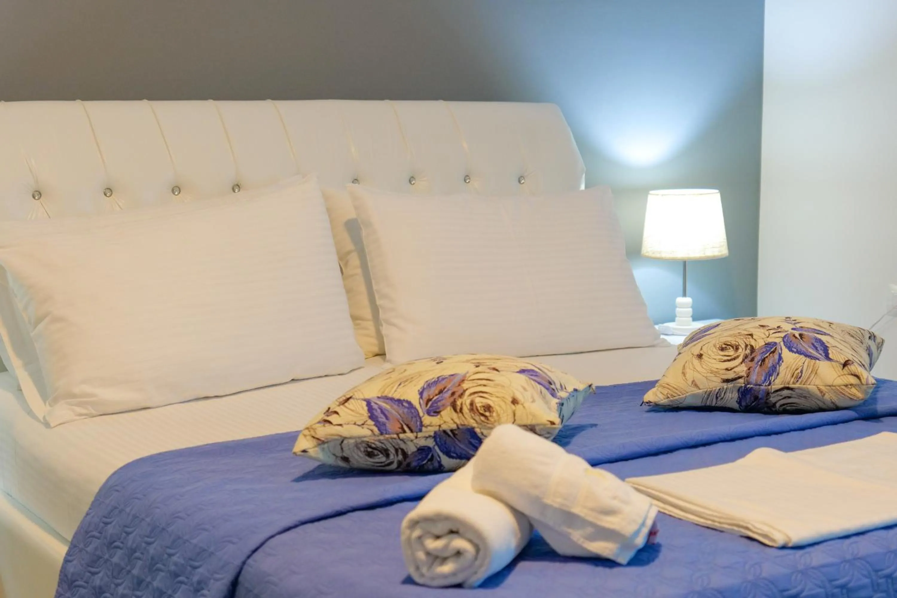 Bed in Oceanic Overview Suites