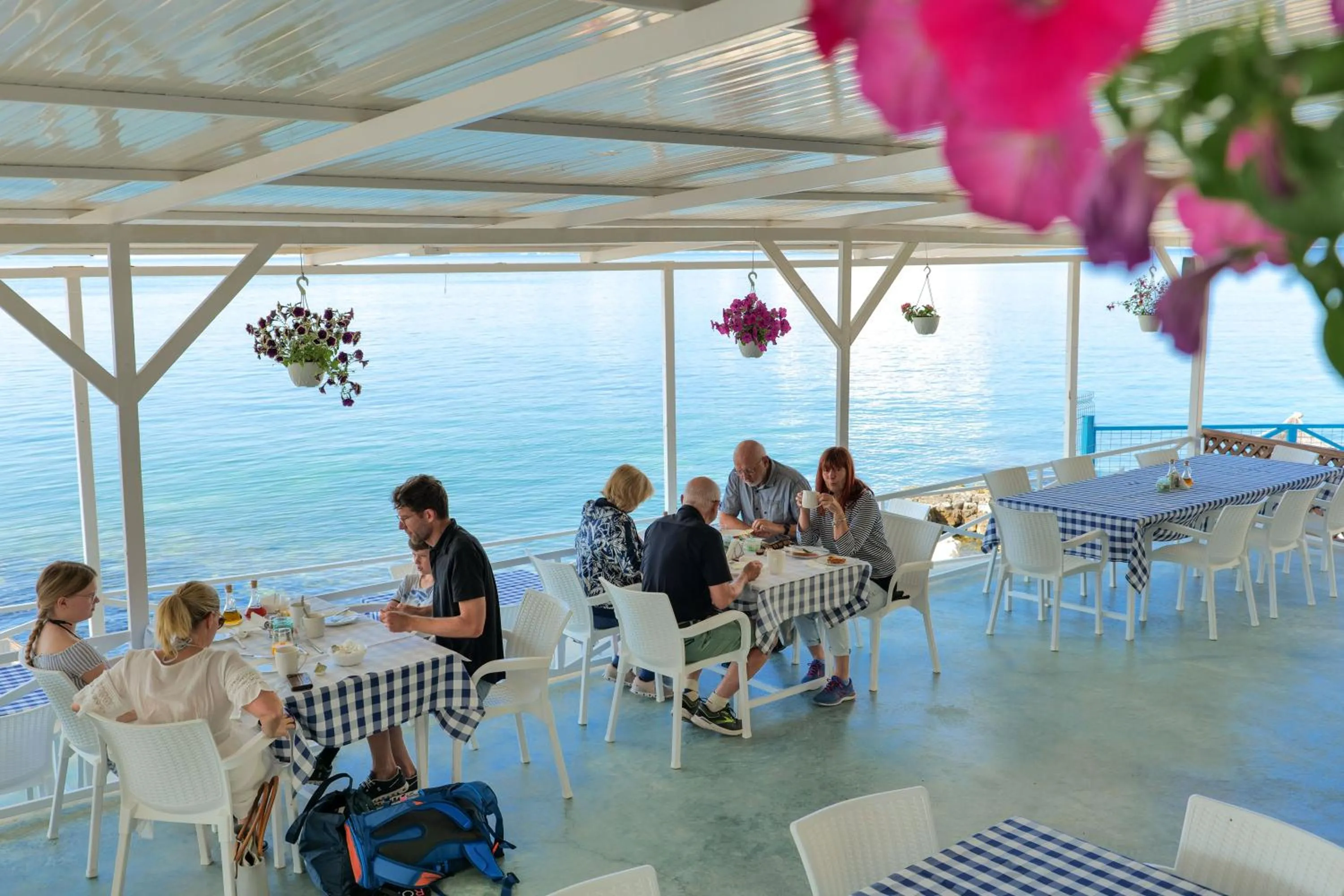 Restaurant/places to eat in Oceanic Overview Suites