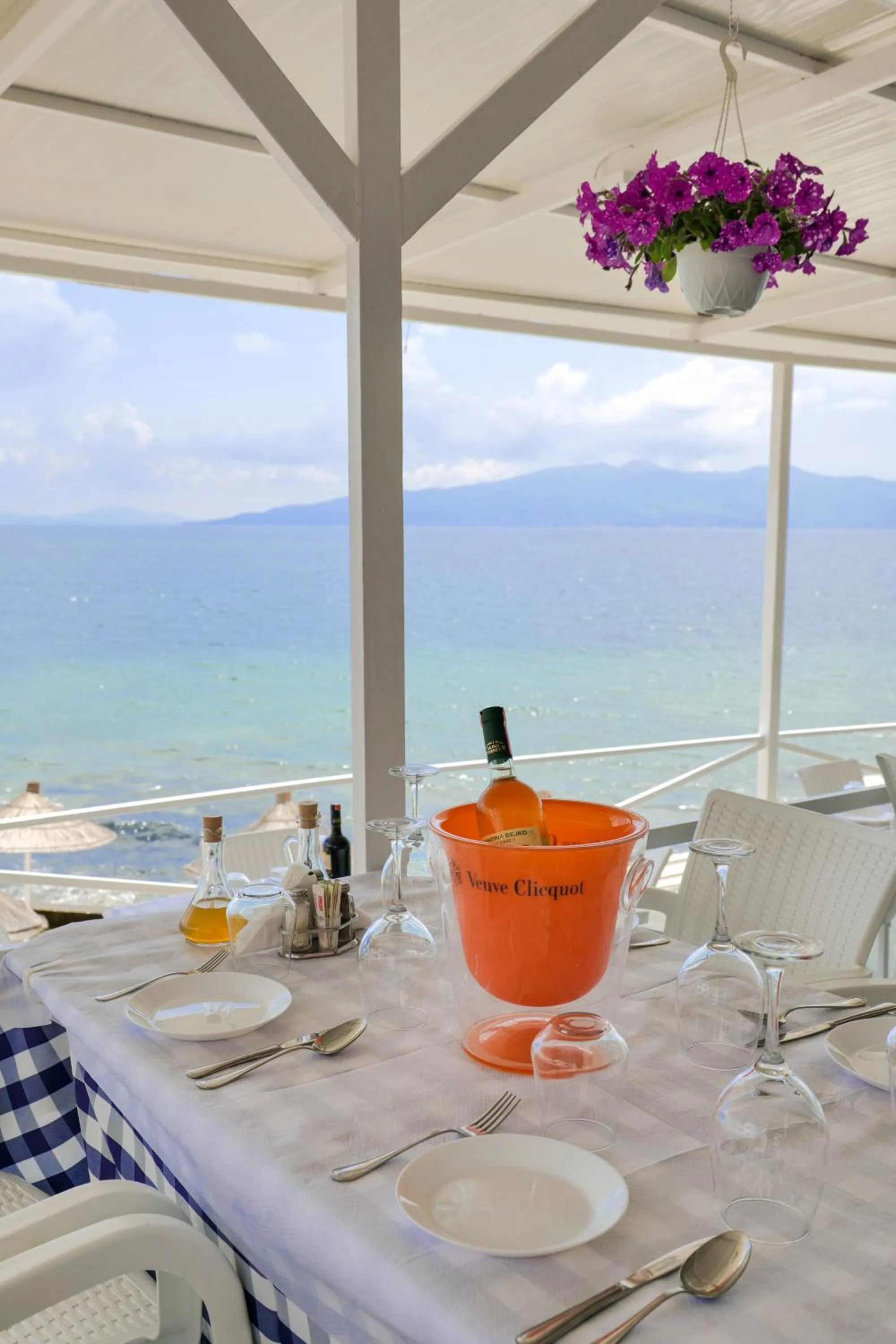 Restaurant/places to eat in Oceanic Overview Suites