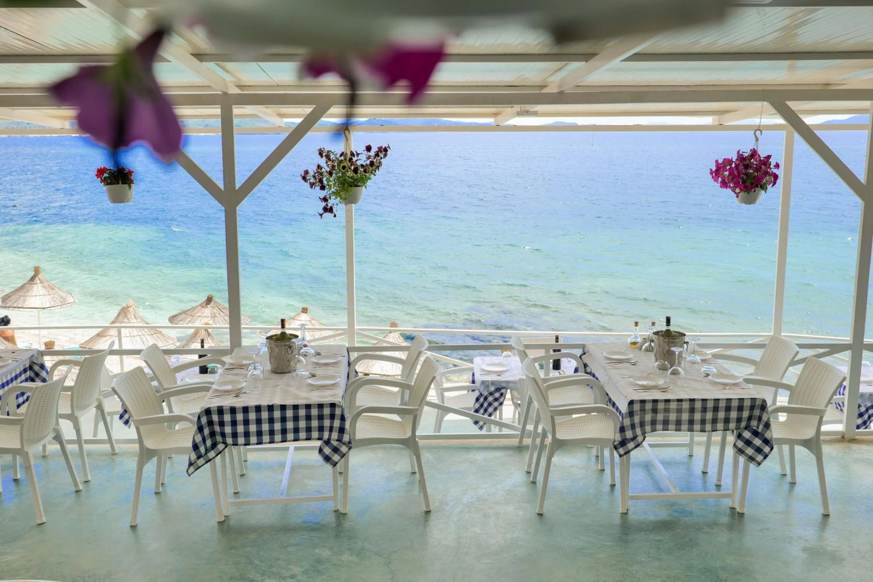 Restaurant/places to eat in Oceanic Overview Suites