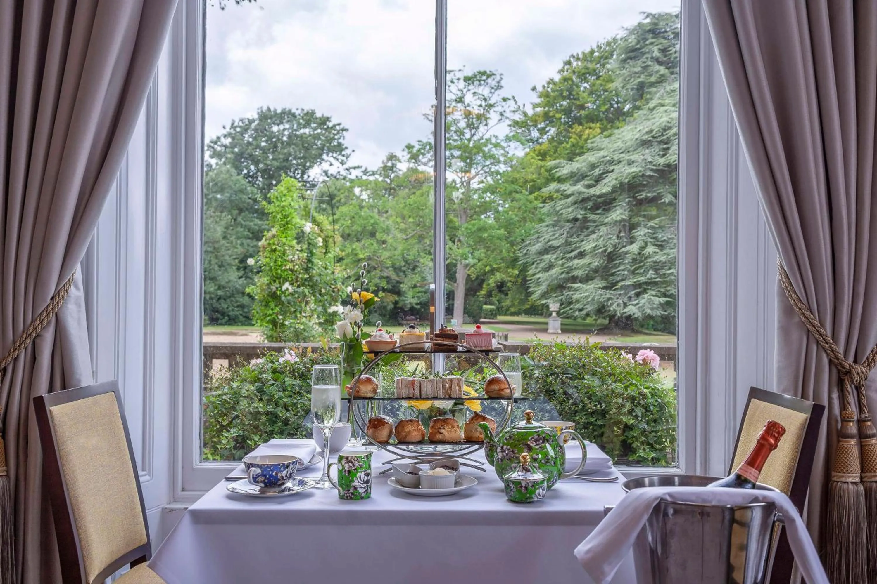 Food and drinks in Oatlands Park Hotel